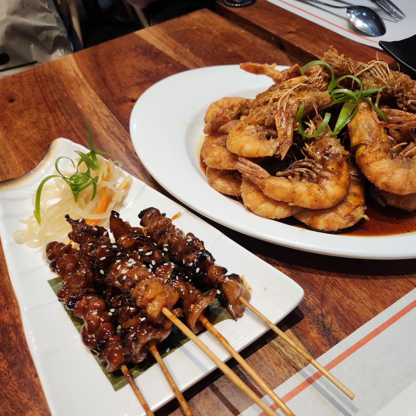 세부 뉴타운에서 마지막 식사는 추비추비🦐
✔️왕가리비치즈구이, 돼지고기꼬치, 블랙페퍼쉬림프,갈릭라이스,
산미구엘

배부르게 먹었다 👍

#세부추비추비
#추비추비
#세부
#필리핀
#세부여행중 #뉴타운추비추비
#츄비츄비
#해산물파티