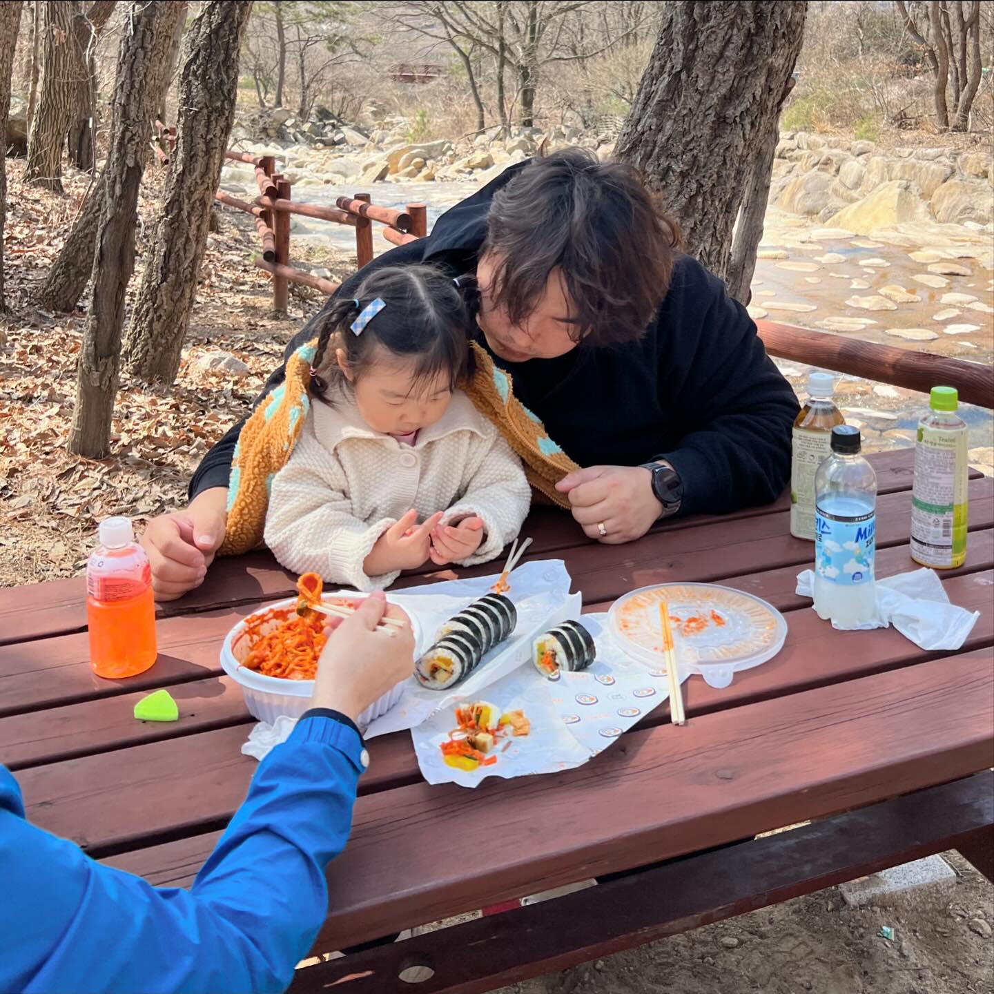 +874
어제 넘아수웠던 컵라면까지 야무지게 챙겨 또 거기!
오늘은 아빠손 위에 무한 올챙이 올리기 🐸…ㅎ
잘놀다가도 바람불면 또 추워지고 아직은 야외활동 맘놓고 하기가ㅠ그러다 낮잠시간 되면 행패(?) 부리기 시작하는 유나덕분에 강제 해산🥹
_
#봄나들이#명당자리#올챙이들아개구리되서만나자