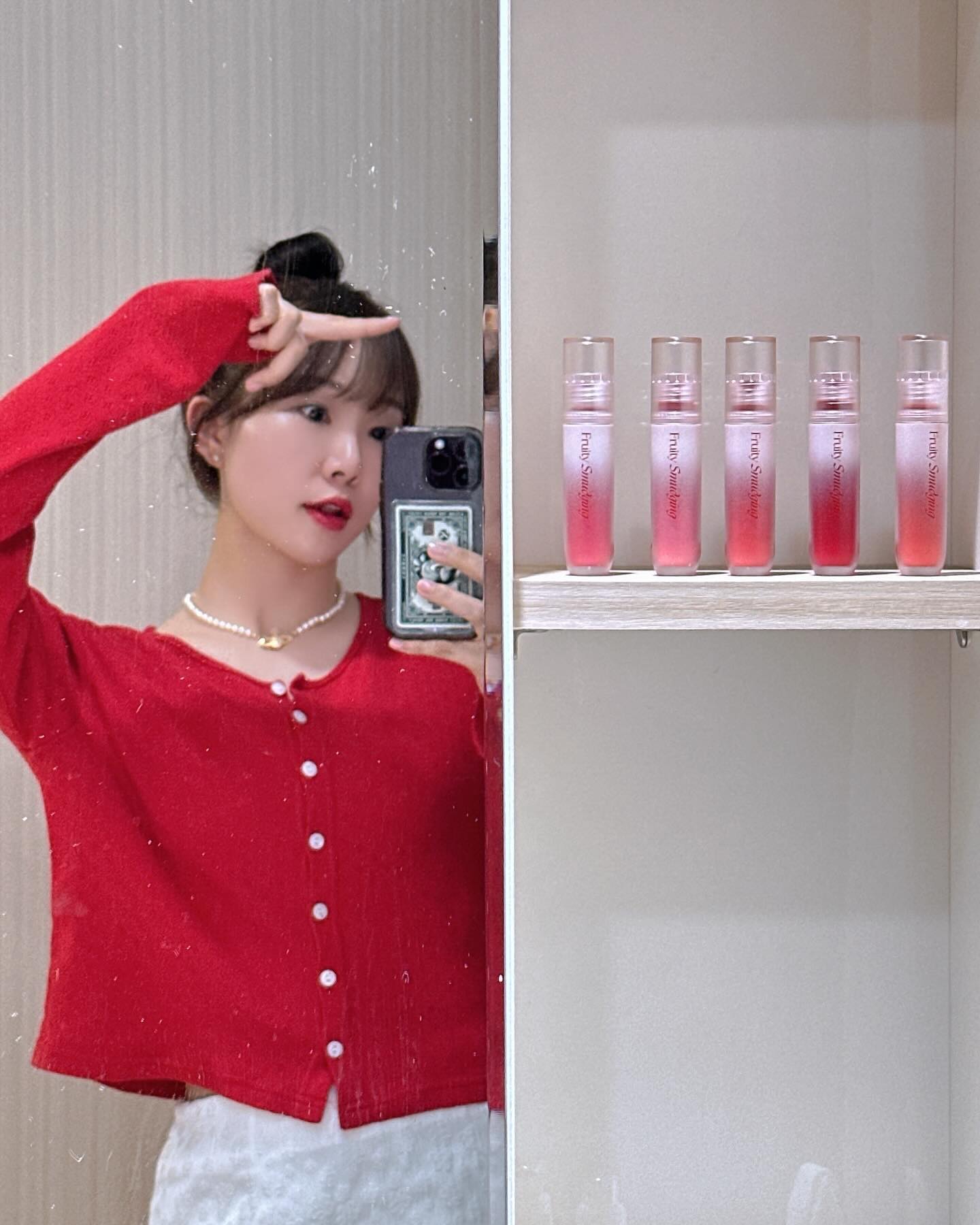 #광고 MERZY_OFFICIAL

봄의 프루티함을 담은 머지 프루티 스머징 벨벳 틴트💋💄

텁텁하고 톤다운 되는 착색이 아닌 맑고 화사한 과즙 컬러에요! 얇고 부드러운 제형이라 쉽게 스머징 립 연출 가능이고 내가 원하는 곳까지 착붙 픽싱되지요!

웜톤은 틴트 2호, 틴트 3호 레이어링, 쿨톤은 틴트 1호, 틴트 5호 or 4호 레이어링해서 발라보세요 :) 

#머지 #프루티스머징틴트 #머지틴트 #틴트추천 #벨벳틴트 #립틴트 #스머징립 #오버립 #쿨톤 #웜톤 #립발색 #보송립 #메이크업 #코덕