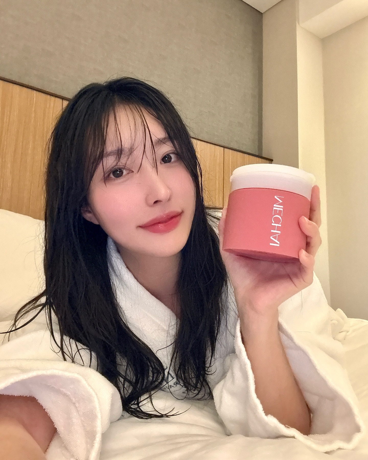 mechai_official calarygirl_a 

#미차이 는 피부에 진심인 #회사원A 님의 고기능성 바디케어 브랜드인데요.
초창기 유튜브 구독자이자 팬으로서 미차이 제품을 써보는게 너무 기대가됐어요!

미차이 #콜라겐슈가스크럽 은 젤라또처럼 쫀득하게 늘어나는 젤라임 제형으로 롤링시 온열감이 나타나서 스파에온듯한 릴렉싱함을 느낄 수 있었고 뚜껑을 열자마자 달달하고 향긋한 피치브리즈 향이 샤워 후 까지 기분좋게 만들어줘서 욕실 가득 향기가 폴폴났어요🍑
샤워 후 건조함때문에 항상 로션이나 바디오일을 썼었는데 처음으로 보습제없이도 촉촉한 피부,,🧖🏻‍♀️
미세설탕입자로 자극없이 각질제거와 함께 보습효과도 느낄 수 있어서  환절기 필수템으로 왕왕 추천해요!