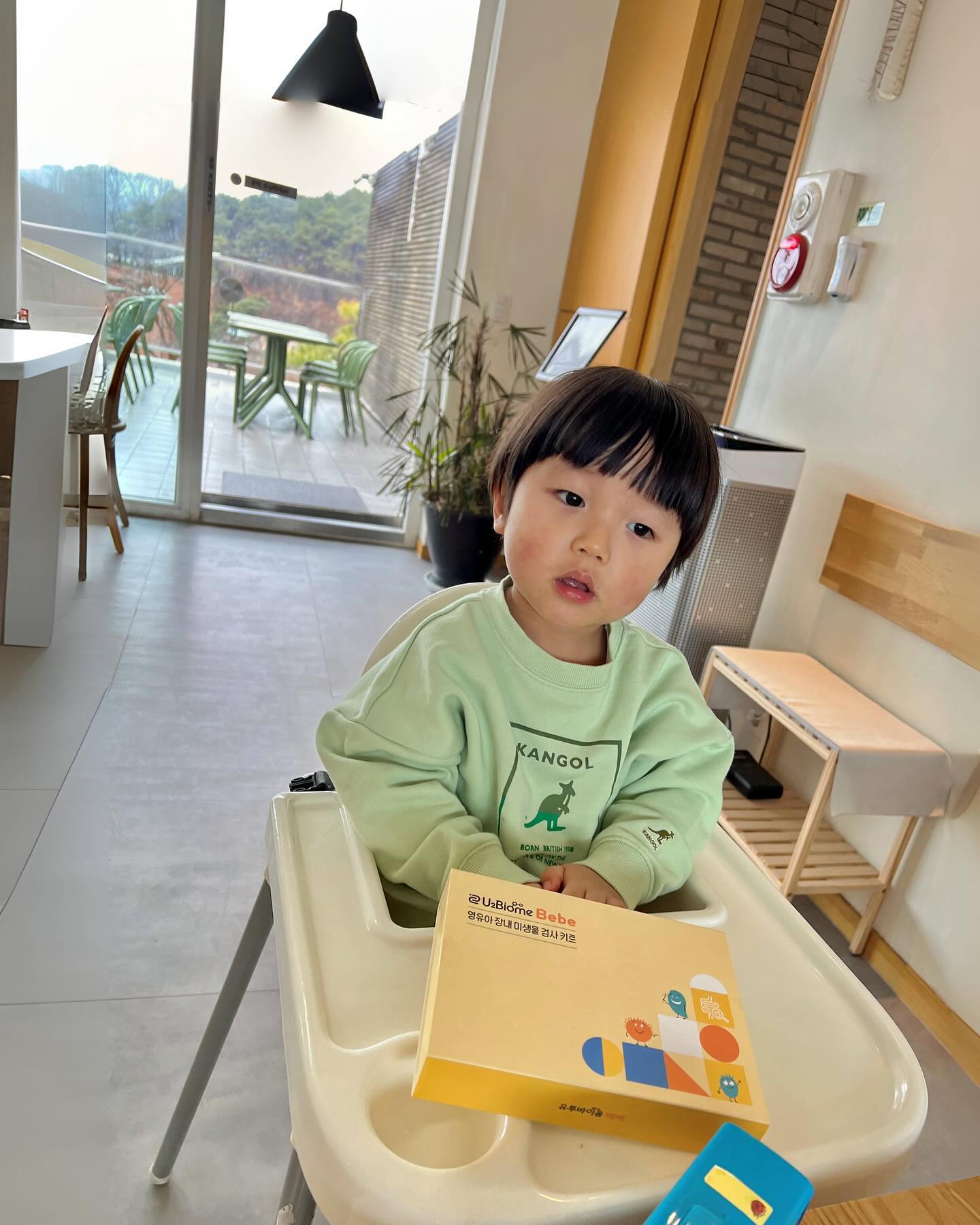 #협찬

저번달에 감기로 항생제 먹으니까 면역력이 약해져서 ㅠ
아기 면역력에는 장내 환경이 중요하다하는데
전문적인 검사기관이라 믿고 !!

유산균은 분말이나 요거트로 주고있고
응아는 잘싸는데 가끔 방귀뀌면 아빠가 뀐줄요,,
장애환경이 어떤지 승현이 대변 샘플 채취해서 보내보려구요

반품접수는 모바일 앱으로 가능하네요
결과가 어떨지 궁금궁금,,, 💭

#유투바이옴베베 #아기유산균 #신생아유산균 #아기변비 #배앓이 #아기장검사 #유산균추천 #육아필수템 #육아템추천