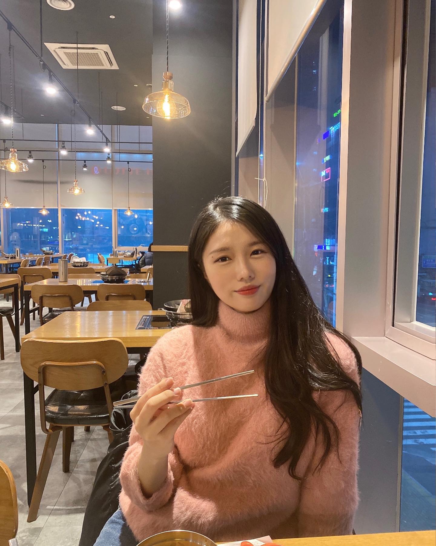 #협찬
울산 동구 테라스파크에 있는 두끼떡볶이에 다녀왔어요🫶🏻
⠀
TMI소스, MBTI떡, GO어묵 등 다른데서는 못 보던 떡볶이 재료들❤️
⠀
두BTI레시피대로 여러가지 토핑을 담아 ENFJ떡볶이 완성❣️
⠀
신메뉴 치즈퐁듀도 같이 먹고 마무리는 볶음밥으로🥘
⠀
MBTI과몰입러들에게 추천합니다😝
⠀
✔️울산 동구 방어진 순환도로 652(일산동)
✔️ 매일 11:00~22:00 (방문마감 20:30 / 셀프바 마감: 21:10)
⠀
#두끼 #두끼맛잘알 #두끼mbti #두끼크레잇 #두끼튀김 #두끼울산동구일산점 #울산맛집
⠀