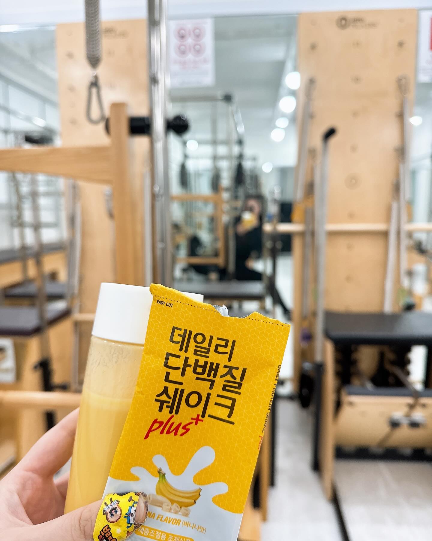 . 
주말에도 공부한다!!!!! 
워크샵 듣고 와찌요👀

수업 듣다보면 뭐 먹을 시간이 읍으니 
자격증 수업 들을때는 단백질바 애용하규 
이렇게 밤에는 쉐이크 애용하구

필라테스 수업 들을때는 참 썬킹제품 
애용 많이 했슴돠 히히 

물만 있음 어디서든 초간단!!!
나 조금 더 배부르고 싶어 하면 우유두유😍

#썬킹#단백질쉐이크#데일리단백질쉐이크#sunking#프로틴쉐이크#한끼식사대용#다이어트계정