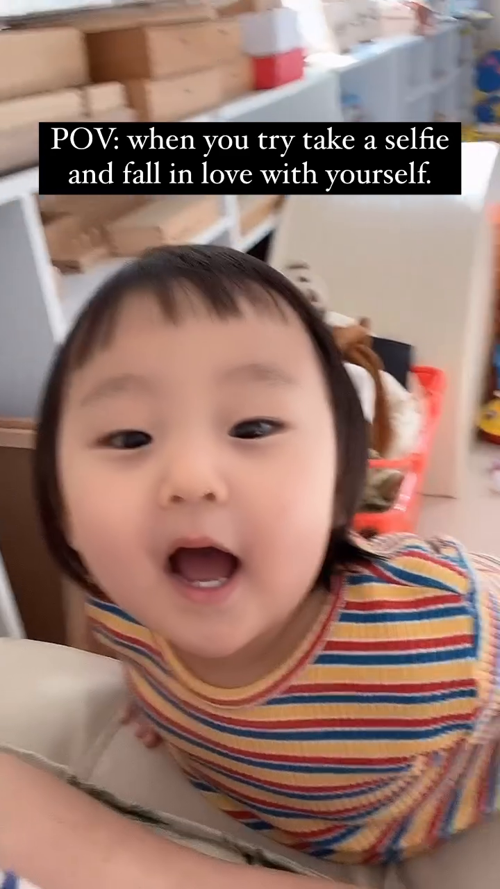 🔊Sound On! 자존감 쩌는 내 딸래미. 셀카모드만 켜주면 좋아서 난리. 그야말로 주식 폭등하는 표정이다. 한참을 따라 웃었더니 광대가 뻐근하다. 모르핀도 잘 안드는 몸뚱이에 엔돌핀이 돌며 통증이 잦아들었다. 역시 너는 나의 마약, 아기뽕이 최고야. 

#조이진👶🏻day #리아의육아일기 #리아또트
#슬기로운항암생활 #myendorphin