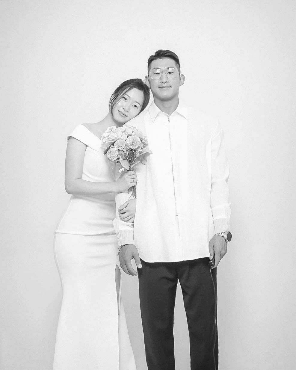 결혼합니다🤍

24.01.27💍🩵
#weddingday 
찾았다
평생 내짝꿍 🤵🏻‍♂️

입매가 닮았다고 하는데
그런거같기두하구🤔
