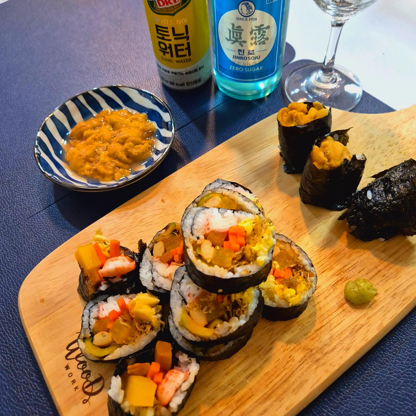 진짜 거지같을때 사치부릴수 있는건 우니 뿐 🍣ㅋㅋㅋㅋㅋㅋㅋ

해수우니 시켜서 아무거나 막 넣고 김밥 둘둘말고 초대리해서 우니군함 만들어먹기👩‍🍳

진짜 우니 너무맛있다....... 내 입 오늘 호강중✨️

#우니 #해수우니 #맛도리 #맛스타그램 #먹스타그램 #먹스타맞팔 #김밥 #우니군함 #요리하는여자 #맛있다