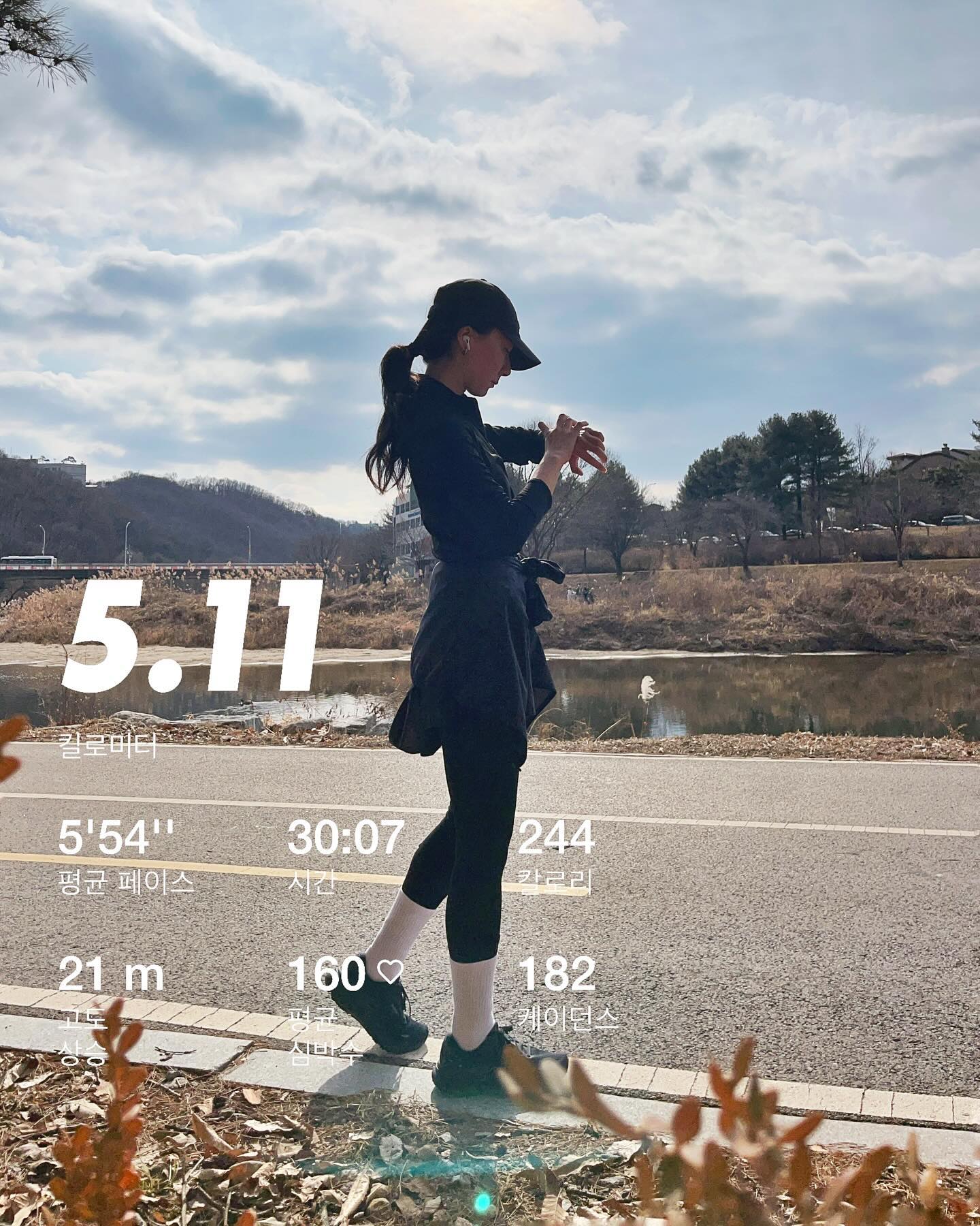 날씨 이런식이면 야외러닝 못참지 😆✌️

오늘 입춘이라던데 완전 봄이다 봄
뛰다가 더워서 바막 벗어던졌는데
이정도면 반팔런 해도 되겠다 🏃‍♀️

내일은 눈오고 다시 추워진다는데
그래도 오랜만에 밖에 뛰어서 기분 좋다~🤍

#오런완 #오운완 #러닝일기 #러닝기록 #분당러닝 #탄천러닝 #성남러닝 #탄천 #탄천산책 #탄천달리기 #런린이 #러닝초보 #초보러너 #운동일기 #운동기록 #입춘 #입춘대길