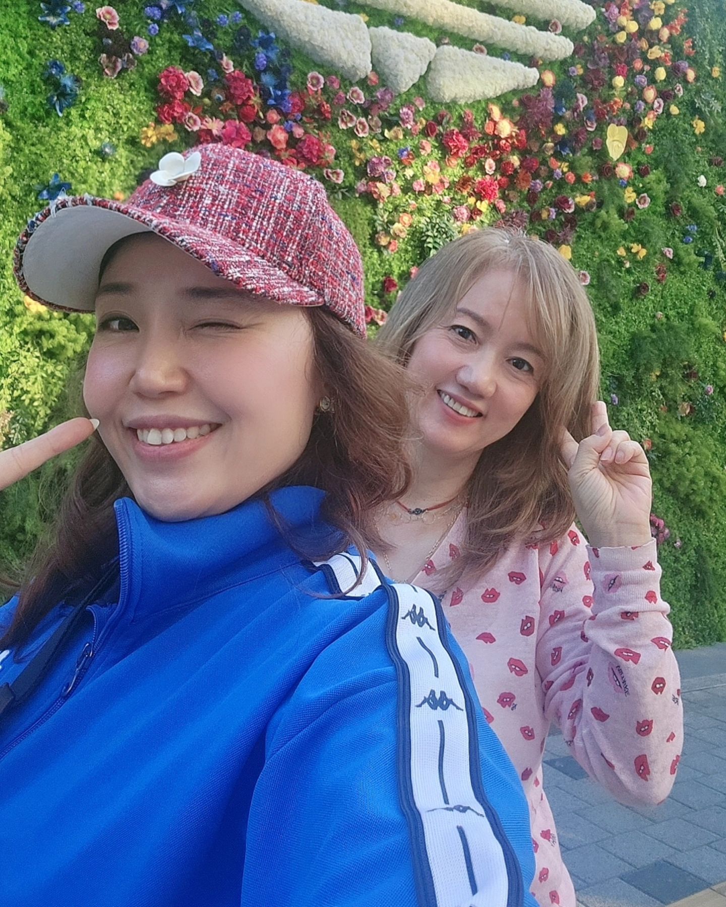 여긴오디???
지금 성수동으루 드루와드루와아아♡

#아디다스그라운드성수 이번달 9일까지 하는 대형팝업
종이 받아서 7군데 도장찍으믄 하루에 100명 한정으루다가 
#아디다스삐용이 겁나비싼 귀요미들을 받을수있다잖앙ㅎㅎ
해ㆍ안해ㆍ와ㆍ안와!!!! ㅋㅋㅋㅋ

아침부터 부지런떨믄서~~ 오픈런런런ㅎㅎㅎ
이태원 환갑잔치 주인공~~ 나의 60대워너비 써니언니랑
맛난거묵으믄서 짧은 데이트하고~~ 
오늘 김종국유튜브 촬영 헤메도받고 ~~ㅎㅎ 삐용이도받고♡

종국이오빠야 아니 형부 만나러갑니다♡♡
오늘은 성수동 온데 다 저수코댕기야지~ㅋㅋㅋㅋ
나 찾아봐아아라아아아 ~~~~🤪😝👅