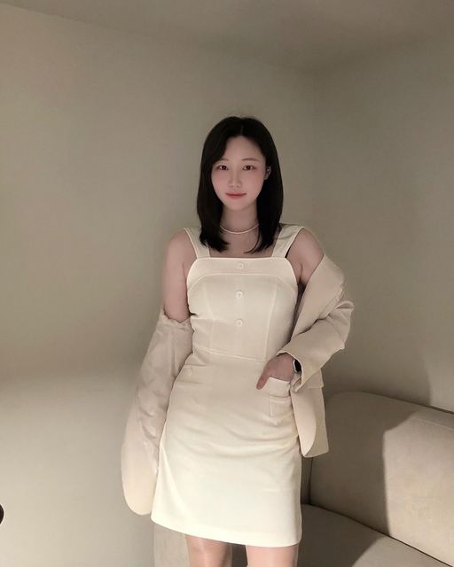  이다혜 on Instagram: "#광고 다가오는 봄 사랑스러운 무드의 미니원피스 어때요..🤍
단추 로고 디테일이 너무 귀엽고.. 소재도 너무 좋고!
페미닌하고 미니멀한 아웃핏을 원한다면 어다울에서!

#ADAUL#어다울#원피스#미니원피스#레이어드#하객룩#데이트룩"