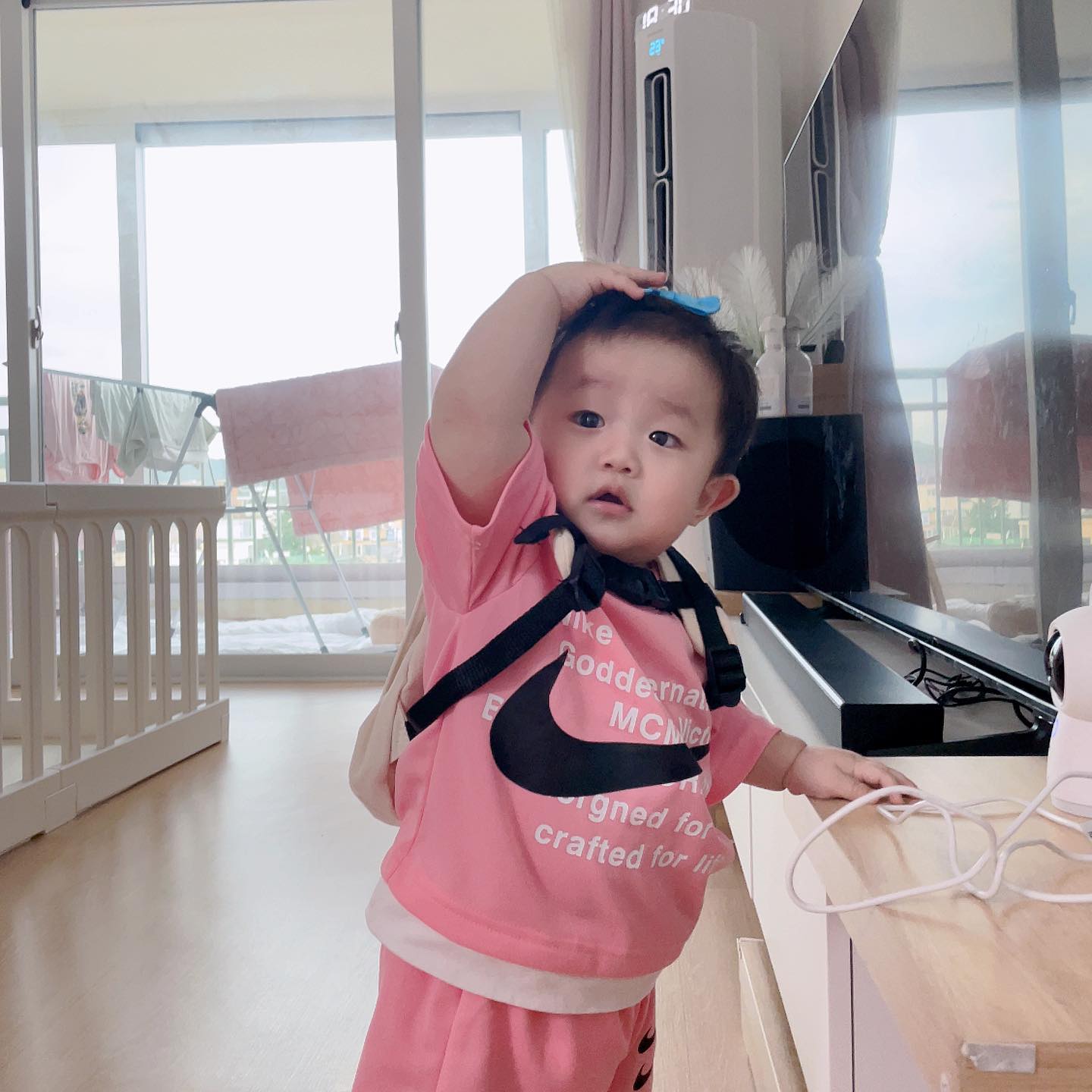 #생후315일 #10개월아기 

돌을 바라보고 있는 조승근
요즘 젖살 빠지기 시작하는 듯 ,,
지금 이 볼살을 유지해줘 아가 🥺