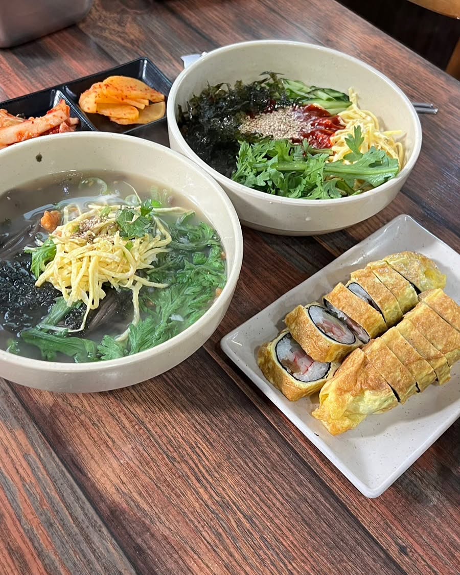 🍜
.
때되면 생각난다는 오목골 ㅡ 요샌 멀어져서 자주는 못가지만 그래도 꾸준히 가는 집이다. 처음 가서 둘이 네개 시키고 다 먹고 나오는 길에 아이스크림은 이층으로 쌓아주기
.
📍오목골 즉석메밀우동
💵 메밀우동 7,5 비빔메밀 8,5 계란말이김밥 5,0
.
#오목골 #즉석메밀우동 #오목골즉석메밀우동 
#인천맛집 #국수맛집 #계란말이김밥