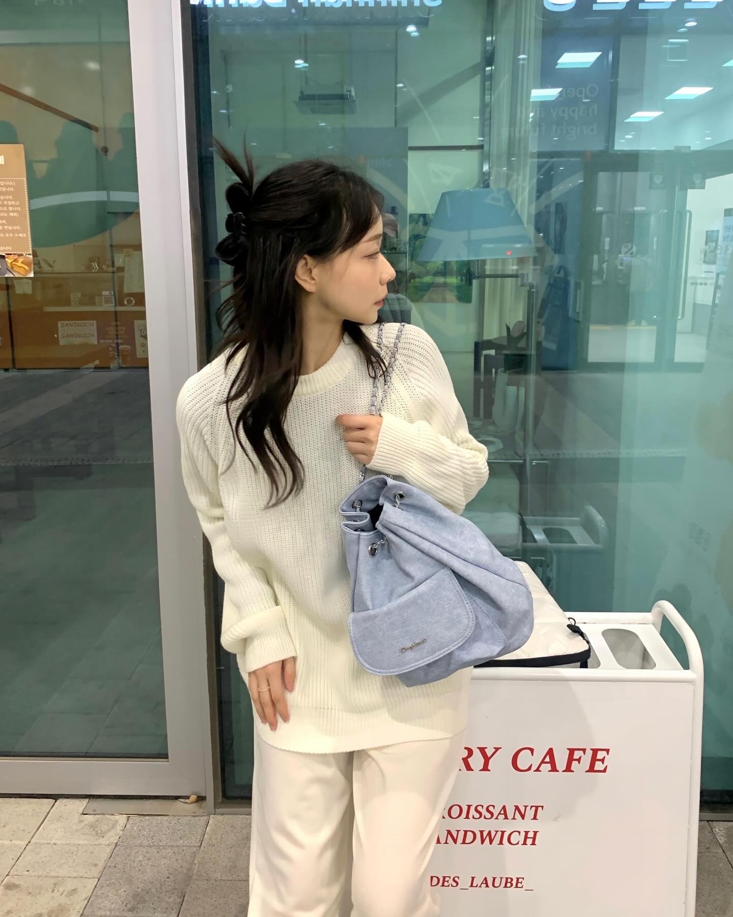 @광고 zeroplanet_kr #zeroplanet

가벼운 옷에 특히 더 잘 어울리는 #제로플래닛 #백팩 🤍🌻
이렇게 예쁜 연청 색감에 더 예쁜 #스트링 포인트까지..(˶• ﻌ •˶),, 요새 내 최애 가방💙

#데일리가방 #백팩추천