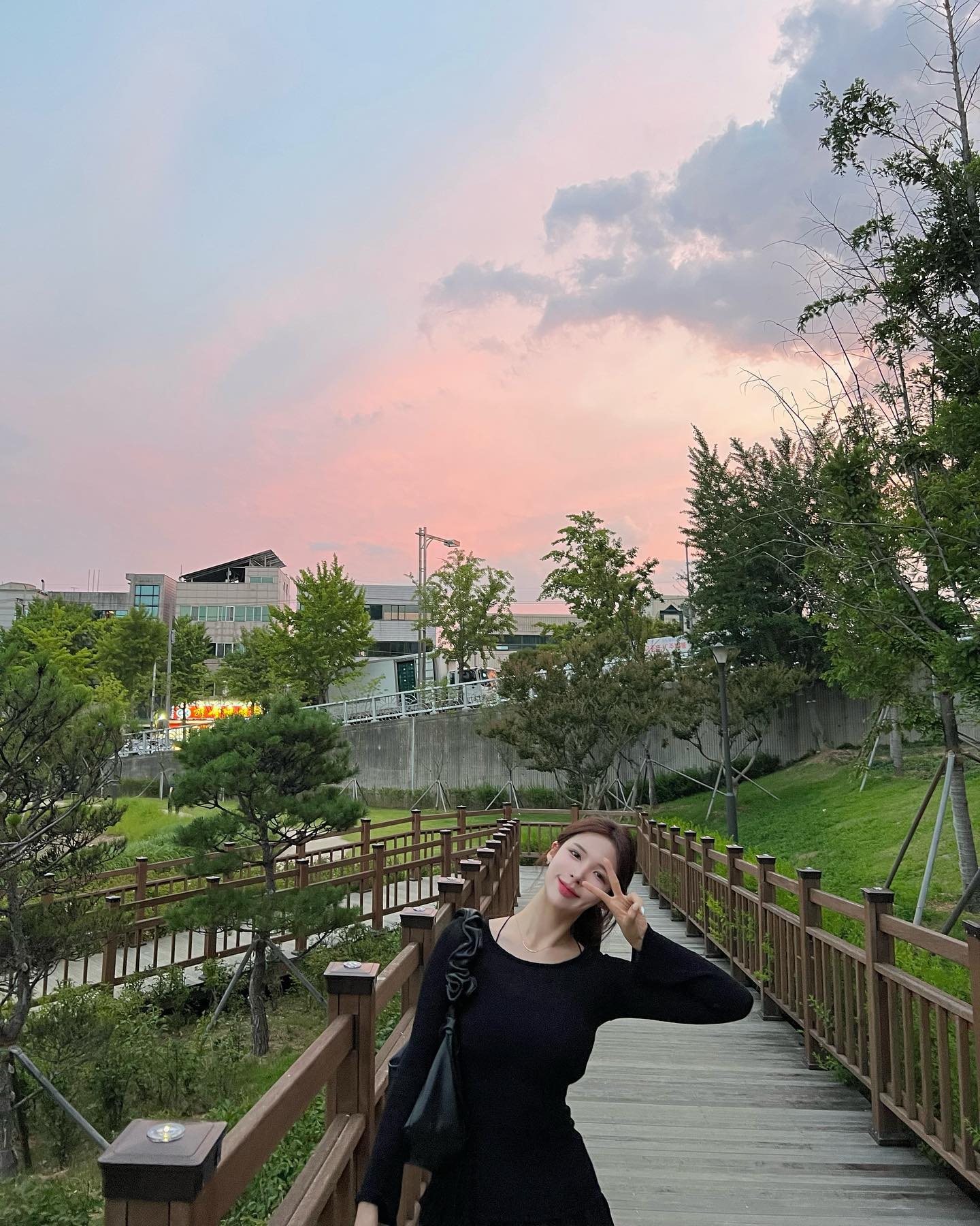 일에 지칠 땐 밥을 두공기 먹고 
예쁜 하늘을 보자 ! 꿀 꿀 ! 🤍