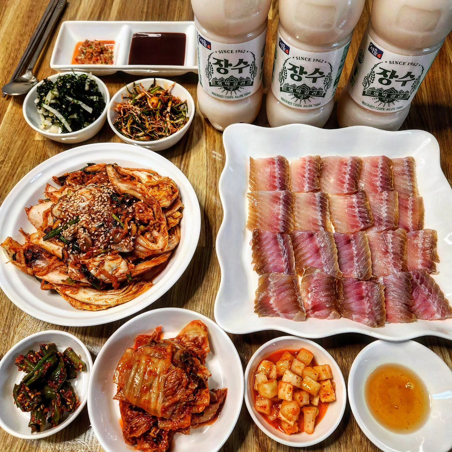 🥹김장한 김치로 홍어 먹기(feat.막걸리)
갓 담은 김치는 말해뭐해요 극락의 맛🫶🫶
거기에 굴💕까지 넣었으니 이건 뭐 사기캐
쿰쿰히 삭혀진 홍어에 막걸리 조합 사랑햇❤️
🍚밥이랑 막걸리랑 순삭되는 중 🤭🤭
.
#김치맛집 #홍어맛집 #밑반찬맛집 #저녁메뉴추천 #소주안주 #홈포차 #홈스토랑 #홈자카야 #굴무침 #김장김치 #굴김치 #저녁메뉴 #집밥메뉴 #집밥메뉴추천