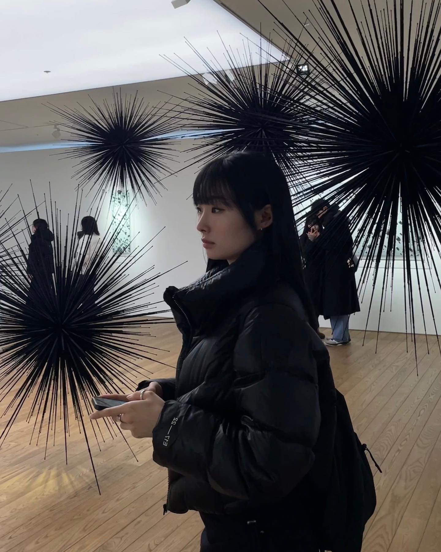 돌고돌아 검정 ♥ • • >💀