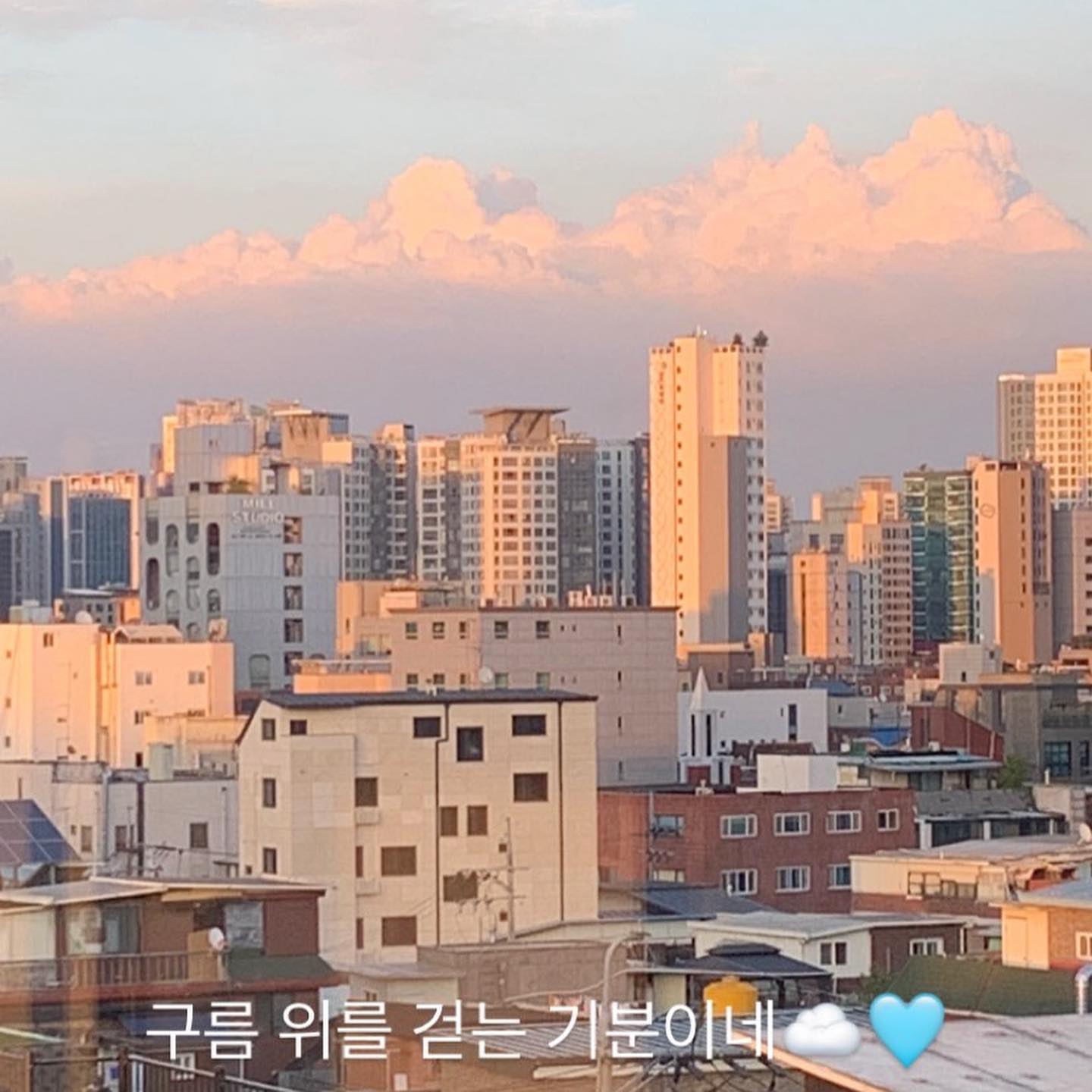 [긴급속보] 강남 3구 다 살아봤지만,
단연 신당동만의 매력을 뛰어넘지 못한다고..

F식 표현 : 
이 계절이 끝나면 또 어떤 추억들이 생겨있으려나🍁

T식 표현 : 
23 4Q. 에는 어떤 괄목할만한 변화를 낼 것인가

호실 하나하나 새주인을 확정할 때마다
딸 시집 보내는 기분..

누가 #무튜디오신당점
사랑 안 하는 법 좀 알려줘☺️

#무신사스튜디오신당점 #커매일지