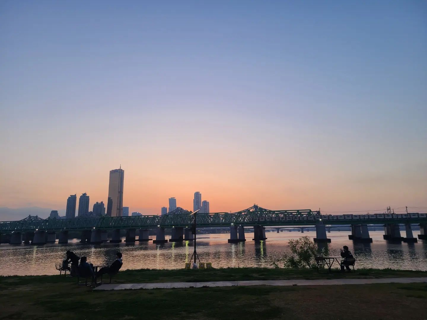 2023.4.18 화요일
.
나의 최애장소 노들섬
1년 전만 해도 사람이 많이 없었는데 이젠 입소문도 많이 타고 이것저것 행사도 많이 하면서 알 사람들은 다 아는 나만 알고 싶은 장소🤭
한참 미세먼지도 많고 비도 오기를 반복하다가 날씨가 좋아지니 기분이 좋아져서 갔다
날씨가 어찌나 맑아졌는지 63빌딩 엘레베이터 올라가는것까지 보인다 ㅋㅋㅋ
역시 평화롭다
이 자리에 있으면 온갖 지하철과 기차들이 지나간다

불꽃축제 할 때면 한강철교 지나가는 지하철은 가끔 기관사님들이 불꽃구경하라고 천천히 운행해주신다
그리고 퇴근시간엔 가끔 오늘하루도 수고했다는 따뜻한 멘트도 해주신다
오늘은 어땠을까 기차 탄 사람들은 어디가는걸까 놀러가는걸까 괜히 감성젖어서 이것저것 궁금해진다 ㅋㅋㅋ

그래도 지금 여기 있는 사람들은 다 행복해보인다.
치맥하는 사람, 케잌초 붙이고 생파하는 사람, 푸들이랑 노는 집사, DSLR로 제대로 사진 찍는 사람, 흔들그네 타는 사람, 물멍하는 사람 등등.. 올 때마다 모든 사람들이 행복해보인다. 물론 나도 행복하다!
마음이 힘들 때 한강을 찾곤 하지만 노들섬의 한강은 행복할 때, 평온할 때 오게 되는 것 같다

오랜만에 날씨가 좋아서 그런가 괜히 기분좋고 평온함과 행복 나누고 싶어서 끄적여봤당 푸헤헤헤
노들섬 광고 아님,,,, 여기 다 알았으면 좋겠다 아니 몰랐으면 좋겠다 아니 알았으면 좋겠다....아니.........😆😆꺌꺌