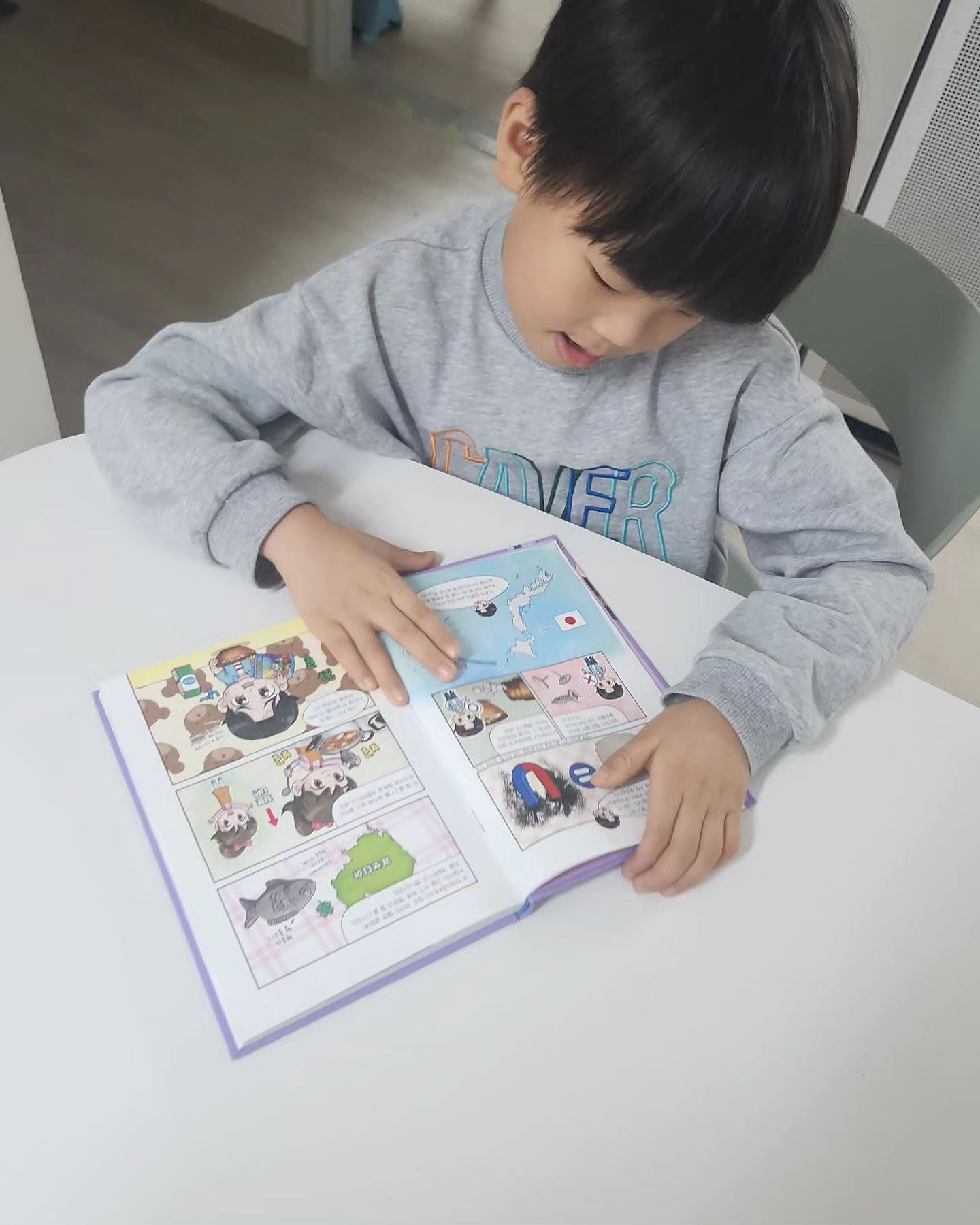 #협찬
코코보라는 호기심이 많은 "코코"와 과학을 좋아하는
"보라" 만든 과학 크레에이터로 어렵게만
느껴지는 과학을 쉽고 재미있게 그리고 있지요

과학유튜버로 영상을 보지않았던 친구라도

재미있게 책을 읽을수 있답니다

.
​
지진이 발생했을때 비행기에 있다면 안전할까외
17개가 수록되어있는데요

세상의 모든 궁금증을 다룬 과학 학습만화
랍니다.
정말 재미있는 이야기들이 많아요

miraen_iseum

#북스타그램 #좋아요 #책읽는아이 
#책읽기 #책스타그램 
#코코보라 #학습만화 #과학상식
#어린이만화책 #만화책추천 #과학유듀버
#과학원리 #초등과학 #미래엔아이세움 #아이세움 
#아이가좋아하는책