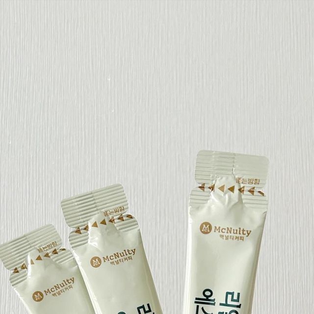 손경진 on Instagram: "#협찬 #액상커피 #액상스틱 #아메리카노 #먹팔 #먹팔환영 # 홈카페 #라떼 #선팔 #리얼에스프레소샷 #아샷추 @mcnulty_official .. 인간용 츄르 협찬 받아 행복하게 즐겼습니다 :)