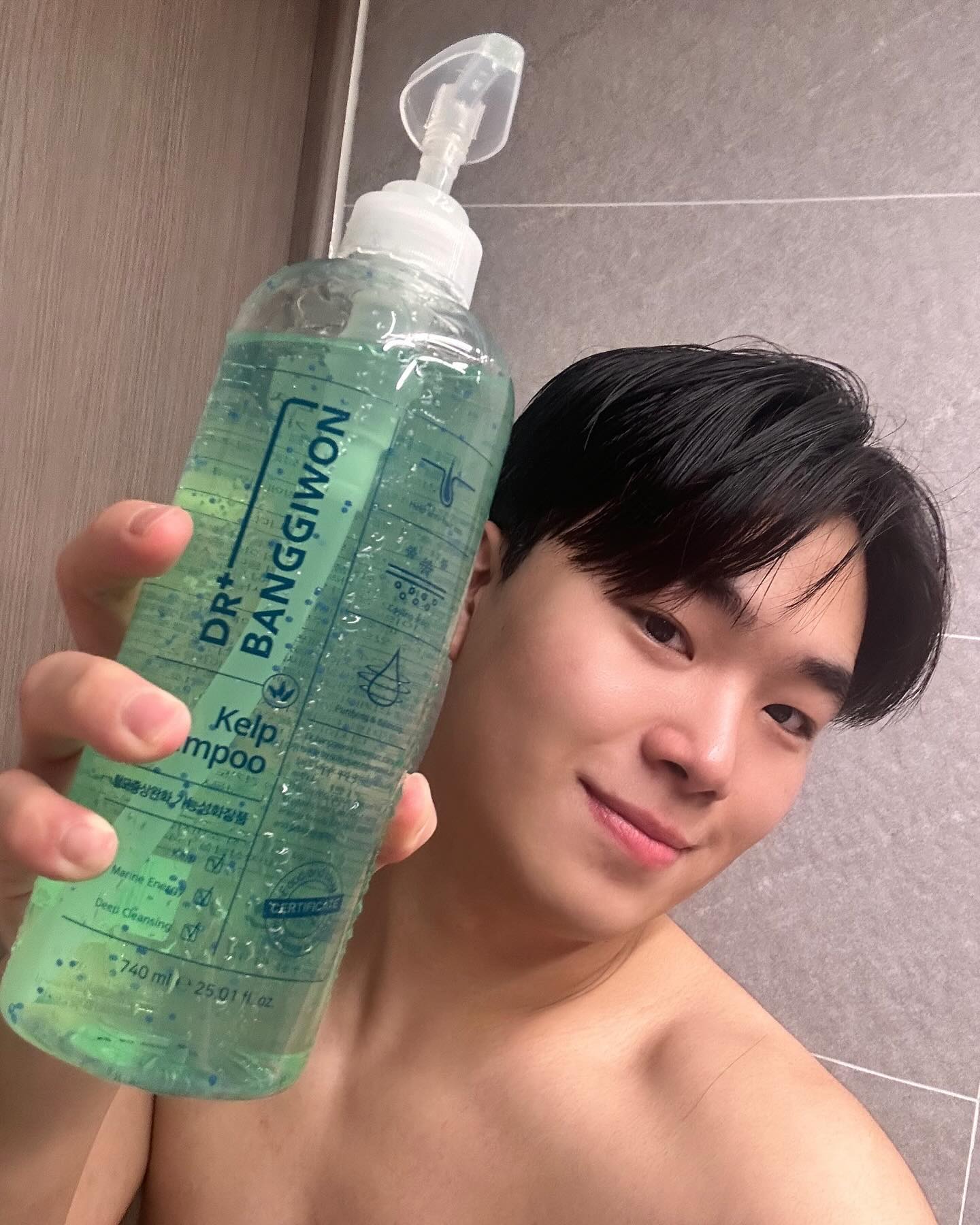 #협찬 dr.banggiwon 미역샴푸 🎋🌊
 #닥터방기원 #drbanggiwon #다시마샴푸 #닥터방기원다시마샴푸 #닥터방기원샴푸 #캡슐샴푸
#지성샴푸 #탈모샴푸 #샴푸추천

미네랄이 몇배나 더 강화된 샴푸

- 식약처인증된 탈모증상완화 기능성 제품으로 딥 클렌징 & 피지 조절 동시에 가능한 좋은 수분 가득한 샴푸💆‍♂️🧴

 피지와 노폐물로 답답한 두피를 딥 클렌징 으로 다양한 두피 고민 케어 하주고 알긴산, 단백질덩어리인 다시마 성분안에 들어간 풍부한 미네랄이 가늘어진 모발과 민감해진 두피에 영양을 공급하고 노폐물을 흡착해 강력한 세정력 선사해줘요 👍😉👋