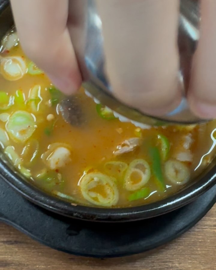 감탄이 절로 나와요 
이야.. 

어릴적 나 살던 곳 
아빠 손잡고 초등학생때부터 먹은 순댓국

정말 깔끔 담백 사골깊은 맛 

비쥐엠따윈 필요없어요 
순대국바이브 느껴봐요 

앞뒤 양옆 건너 건너까지 
순대 손님들로 꽉찬 이집 

#건대입구 #건대순대국 #순대국맛집 #고흥순대국 #건대고흥순대국 #마무리는순대국