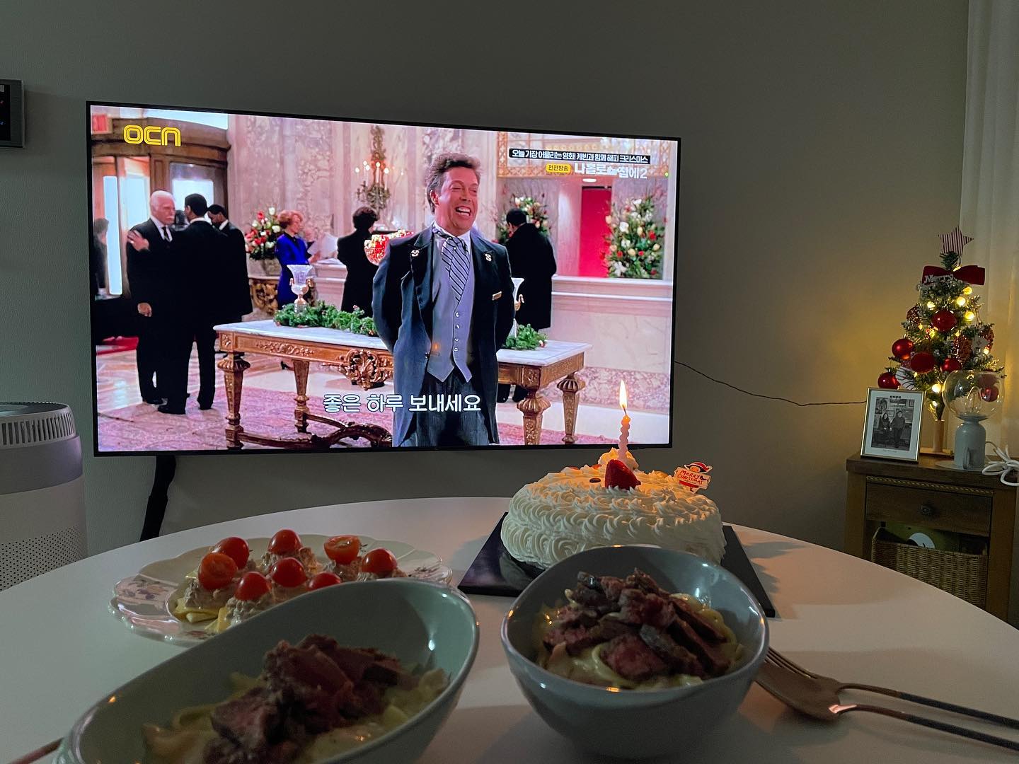 즐거운 크리스마스 보내셨나요?
저는 남편과 맛있는 음식 만들어먹고 ott 몰아보기도 하며 성탄절을 보냈어요! 성심당에서 미리 주문해둔 케이크도 먹고 스테이크파스타도 만들어먹고 크래미김밥도 만들어먹고 ㅋㅋㅋ 먹고먹고먹고 하루였네요? 그게 행복 맞죠?❤️

요즘 소통도 잘 못하고 있지만 몰래몰래 눈팅하고 있으니 잊지말아주세요😭😭 크크 

이번주도 모두 따스한 연말 보내시길 바래요!💕