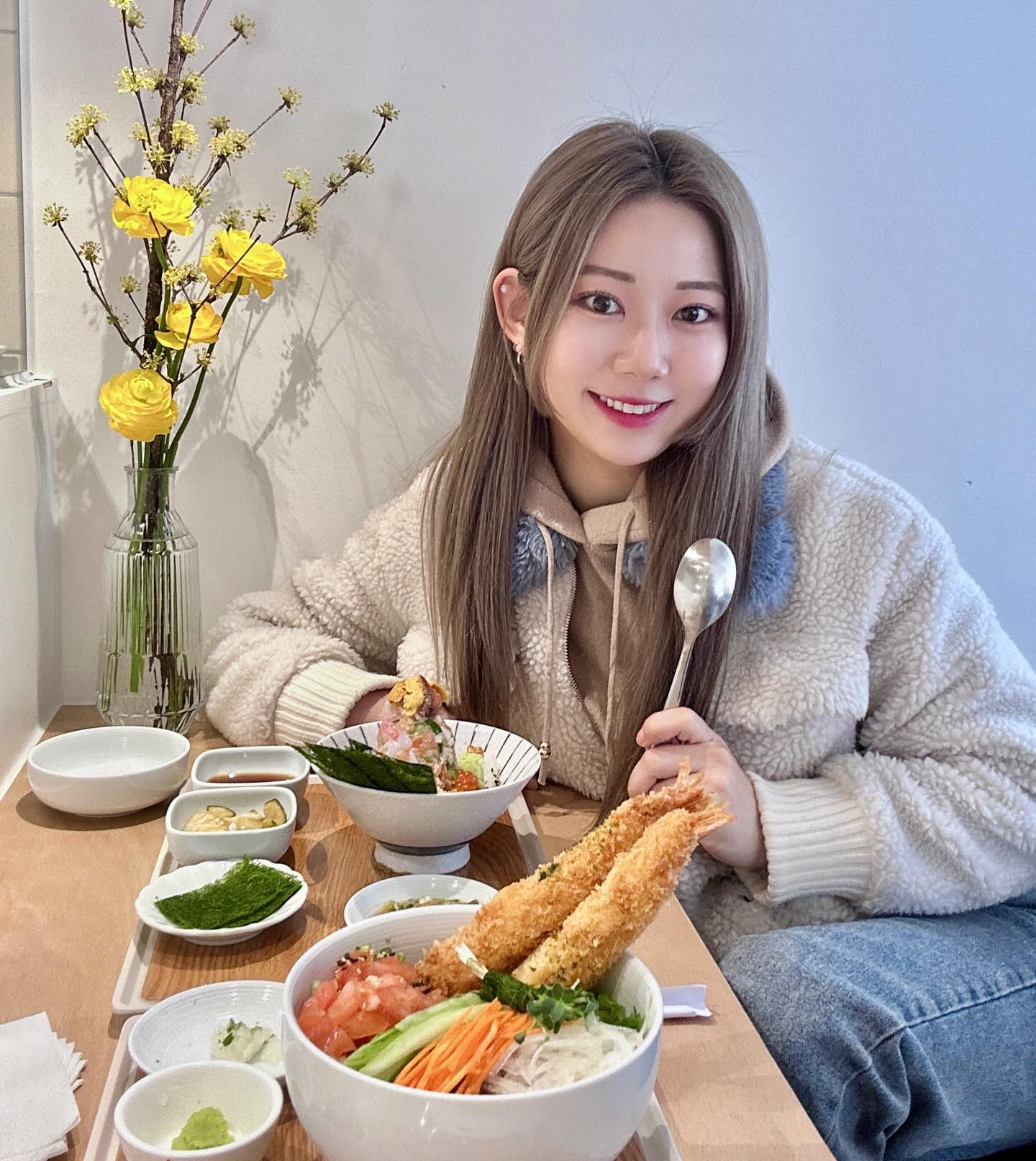 연어국쑤 소원을 이룬날..😌

오랜만에 내돈내산 맛집ㅎ
티비에서 보구 넘 먹고 싶어서 다녀 왔..다!
.
.
.
#연트럴파크 #연어국수 #미쁘동