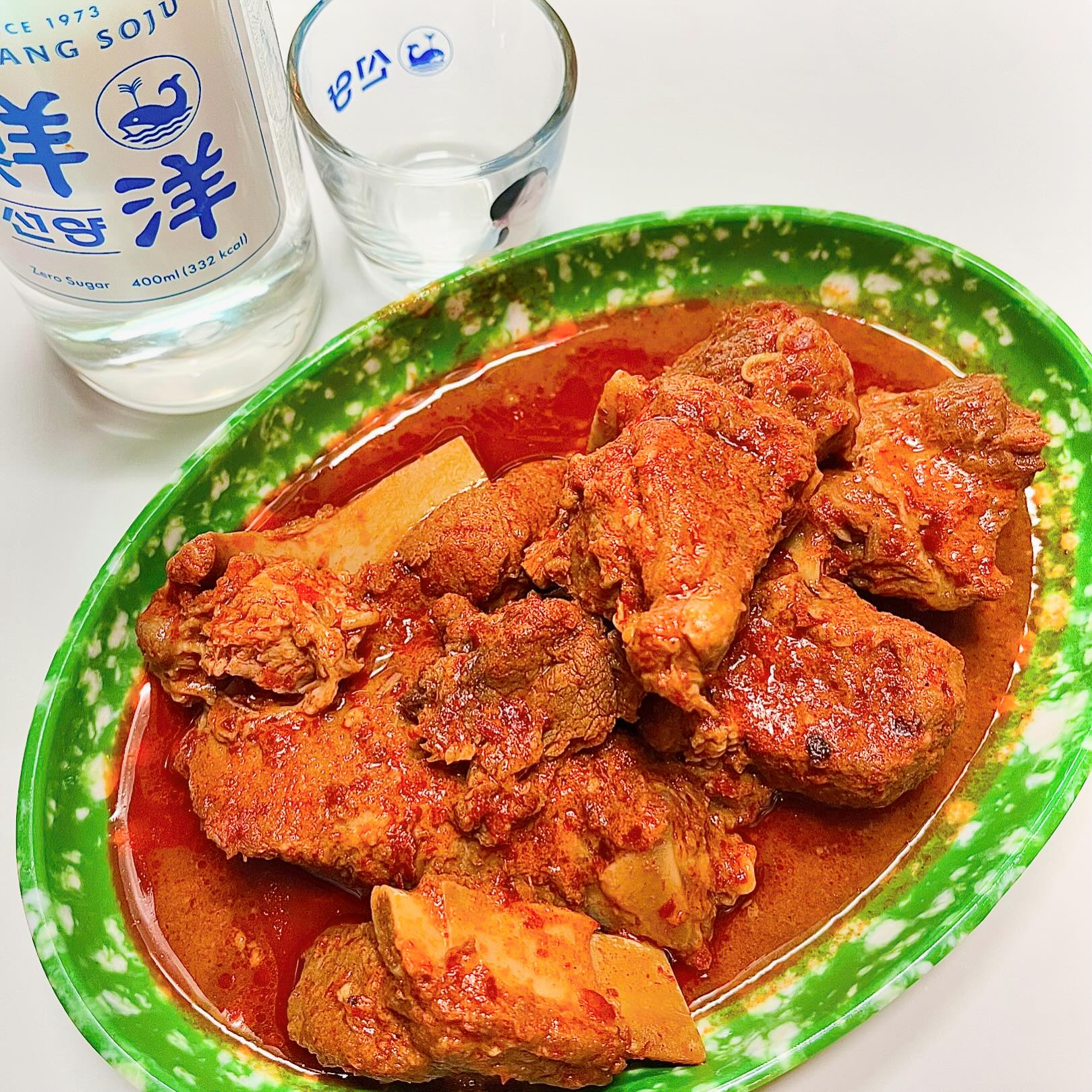 세상 참 좋아졌다 ! 이젠 천안까지 가지 않아도 
블루리본 천안맛집 ’기린더매운갈비찜‘ 즐길 수 있으니까✨

조리법은 간단하지만 맛은 절대 간단하지 않은 
맵부심 자극하는 촉촉한 갈비찜 밀키트 #기린더매운갈비찜

이미 천안에서는 너무 유명한 블루리본 맛집 ’기린더매운갈비찜‘ 
한돈을 사용한 촉촉한 갈비+맵부심 자극하는 양념이 특징인 갈비찜을 밀키트로도 즐길 수 있는데 조리법도 완전 EASY🎵
‼️ 그저 전자레인지로 4분 돌리면 끝 ‼️
✅TIP, 기호에 따라 당면 파 떡을 넣고 끓여도 맛있게 먹을 수 있습니다 ! 

충청도 소주 선양 소주와 함께 하면 이보다 완벽한 
술안주가 없다 소주 쳐돌이지만 선양 소주 깔끔하니 맛도리 .. 

출출한 밤, 야식으로도 좋고 술안주로도 딱🍻
밥 반찬으로도 넘나 좋을 것 같은 갈비찜 밀키트 
@@가성비도 좋은데 당장 쟁이러 고고? ٩꒰⍢ ꒱۶⁼³₌₃

#기린더매운갈비찜 #매운갈비찜 #밀키트추천 #매운갈비찜밀키트 #밀키트 #야식추천 #홈술안주