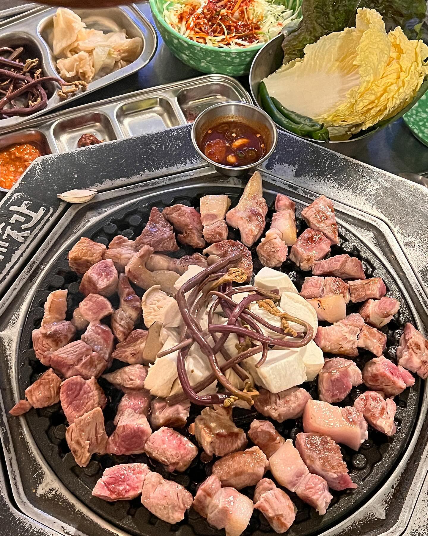 #협찬
#제줏간

지난번 먹어보고 넘 맛있어서 
또 다녀온 제줏간 하남점❤️

여기 목살 진짜 너무 맛있어요
육즙 그득 퍽퍽하지 않아서 굿굿!
다 구워주시니까 태울일도 없구
편하게 먹을수 있어서 좋다는😍

제주 너낌 인테리어 분위기도 좋고
신선한 야채부터 먹거리 그득한 셀프바도 굿!
쌈배추랑 떡,고사리,백김치 계속 가져다 먹은ㅋㅋ

함께 한 녀석들도 이집 고기 맛있다고 인정하네요
다음번 외식도 이집이래요😆

#광주하남맛집 #광주맛집 #광주맛집투어 #광주맛집여행 #광주맛집탐방 #광주맛집베스트 #광주맛집팔로미#광주맛집추천 #하남고깃집#하남맛집#광주하남고깃집#광주삼겹살#우산동맛집 #제줏간하남점