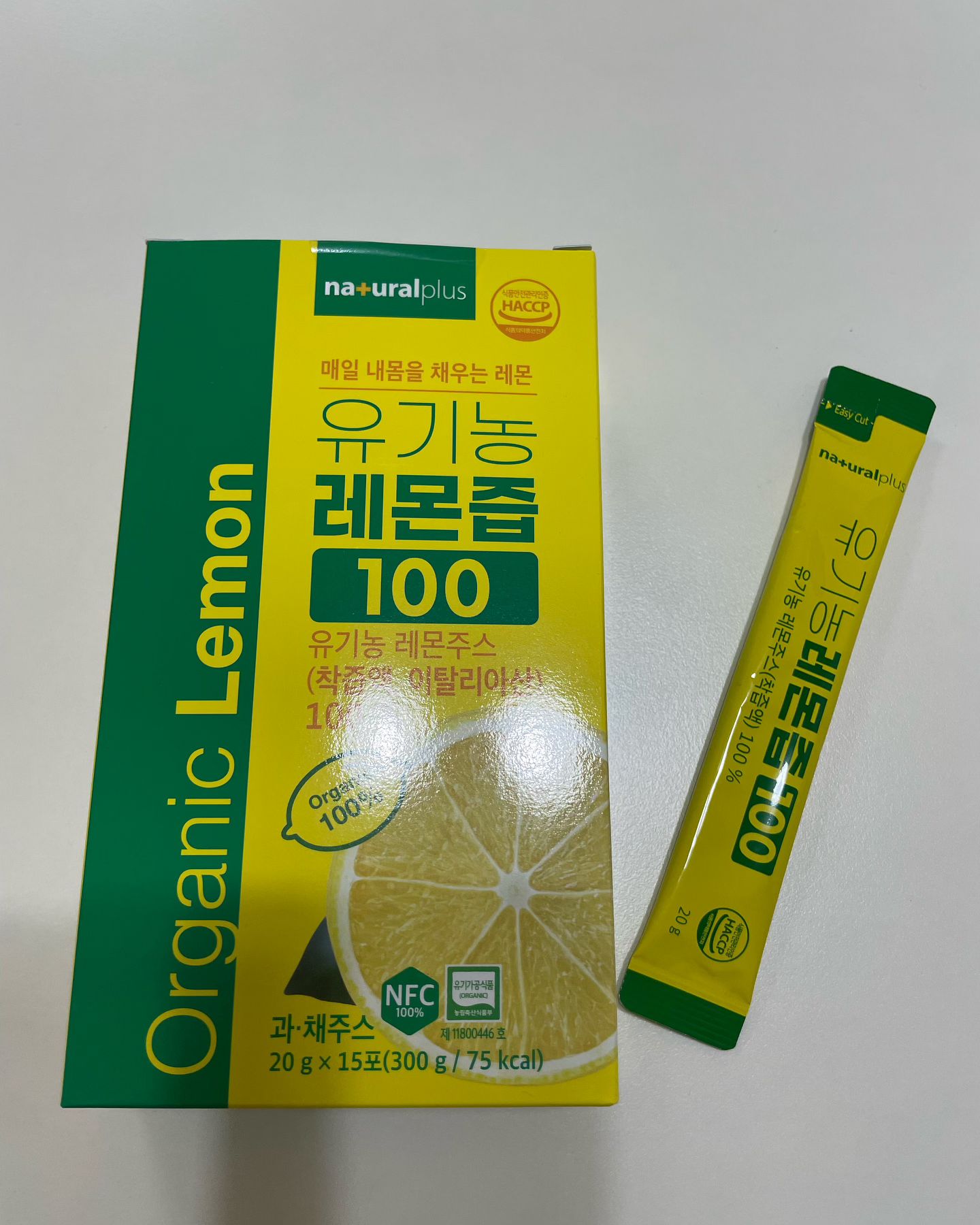 #협찬 #제품제공

🍀내츄럴플러스 유기농 레몬즙 100

레몬물이 좋다는걸 알고 있었기 때문에 레몬물을 간편하게 섭취할 수 있는 방법을 찾다가 알게 되었다.
정제수나 다른 첨가물이 들어가지 않은 100% NFC 과일 착즙을 원했다!
평소 오렌지주스를 좋아하는 편인데 오렌지주스에 들어있는 당이 걱정되었는데 이 레몬즙은 그냥 물에 타서 마시면 당을 신경안써도 되고 건강에도 좋다니!

이 레몬즙은 껍질까지 통으로 들어간 이탈리아산 리얼 유기농 레몬즙이다!
물 한방울 섞지 않은 100% 유기농 NFC 생레몬 착즙액이다.
정제수, 향료, 설탕 등 식품 첨가물 없이 신선한 레몬 그대로 착즙하였고, 엄격한 위생관리 HACCP 인증시설에서 제조하였다1박스당 무려 유기농 레몬 총 15개가 들어갔다!!
 
- 깔끔하고 간편하게 내 몸의 밸런스를 관리하고 싶으신 분
- 건강하게 1일 1레몬을 섭취하고 싶으신 분
- 100% 유기농 레몬 착즙 제품을 찾고 계신 분
- 평소에 몸이 무겁고 쉽게 지치시는 분
- 활력 있는 생활을 원하시는 분
- 알칼리성 식품을 섭취하고 싶으신 분
- 하루 1포 간편하게 비타민을 섭취하고 싶으신 분
네이버에 내츄럴플러스 <유기농 레몬즙 100> 을 검색해보세요☺️
.
.
#내츄럴플러스 #유기농레몬즙100 #유기농 #레몬즙 #유기농레몬 #유기농레몬즙 #레몬착즙 #레몬주스 #레몬디톡스 #생레몬 #통레몬