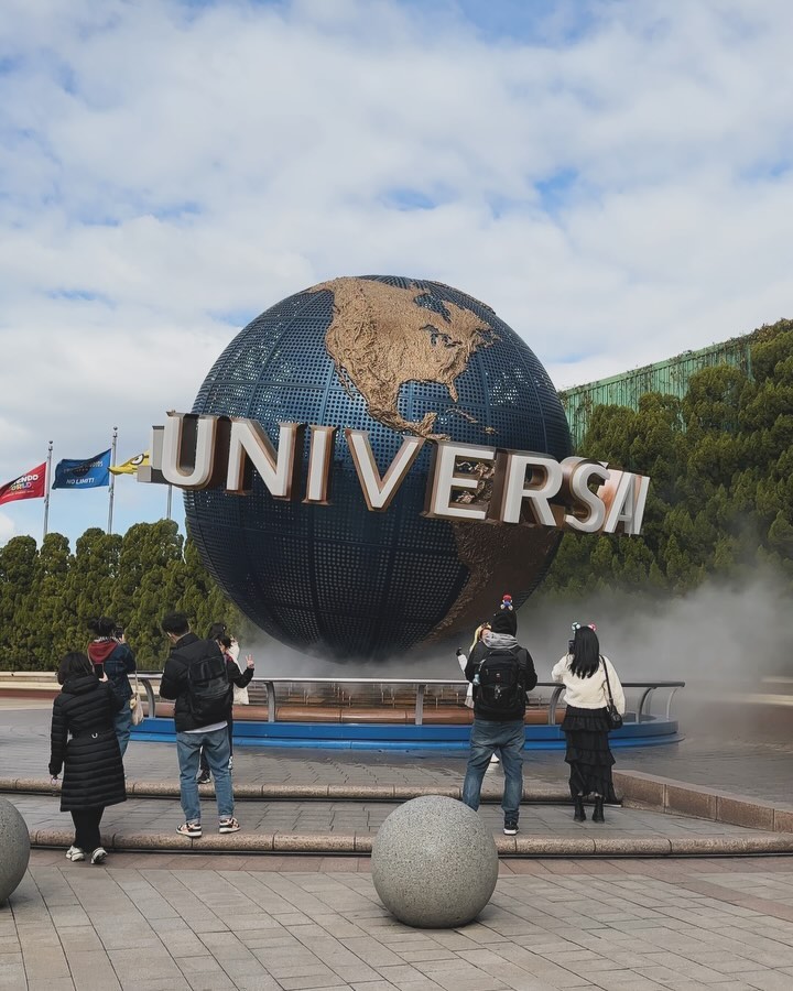 💜
- 유니버셜 스튜디오 재팬 
〒554-0031 大阪府大阪市此花区桜島２丁目１−33

지하철 갈아타고 가야해서 겁먹었지만 한번 가봤다고 나름 잘 찾아갔다. 
처음으로 빅4 를 구입해서 간 유니버셜스튜디오 재팬!

날이 추울거 같아서 장갑이랑 껴입고 갔는데 중간에 비오고 바람불고 저녁되니까 생각보다 너무 추웠다눙 😢
하지만 비싼 티켓 값 냈으니 지칠수없다!

워터월드 공연은 역시나 재미나다. 날이 추웠는데 물에 들어가야 하는 배우들이 너무 추워보였다. 알아듣지 못해도 잼나게 봤다는 조카 😆❤️

그리고 사진은 못 찍지만 역시나 잼나는 죠스!  전에 타봤지만 오랫만이라 역시나 잼나고 실감나자나‼️ 그리고 죠스샵은 역시나 사고 싶은게 많다 . 

스누피. 키티 있는 아동 놀이기구가 있는 존으로 가서 돌아가는 컵케익(?) 도 타고 여러동물과 케릭터가 있는 회전목마도 탔다. 
그리고 크루 에게 생일이라고 하면 생일 스티커를 받을수 있는데 그러면 만나는 크루가 계속 생일 축하한다고 해준다. 👋🏻😆👋🏻
“탄죠비 오메데토~ ! 해피 벌쓰데이!! ”
처음엔 부끄러워했지만 난중에 ” 아리가토 고자이마스 “ 라고 인사도 잘 해준 뚜 귀요미❤️ amjyp_170cm 
생일은 따로 검사하거나 하지 않기 때문에 그냥 생일이라 하면 스티커 받을수 있습니다. ㅎ  저녁 되니까 스티커 결국 사라졌지만 즐거워따!

📍 2 Chome-1-33 Sakurajima, Konohana Ward, Osaka

#유니버셜 #유니버셜스튜디오 #오사카 #여행 #유니버셜스튜디오생일 #빅4 #놀이기구 #여행 #자유여행 #추억