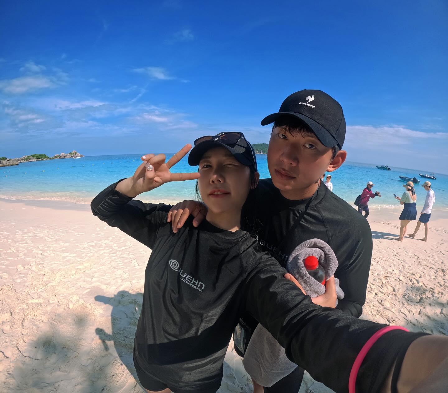 세계에서 가장 아름다운 5대섬 중 카오락시밀란섬🏝️
더군다나 6개월만 열리는데 럭키비키로 다녀온 섬이기도 한!
사경을 헤매고 있는 오빠를 버려두고 나만 봤던 거북이두
방니앙 야시장에서 꼭 먹어야 하는 크레페까지도 먹었던
꿈만 같았던 เขาหลัก🫶

#푸켓 #카오락 #거북이 #시밀란섬 #스노쿨링 #여행 
#방니앙 #방니앙야시장 #태국 #신혼여행