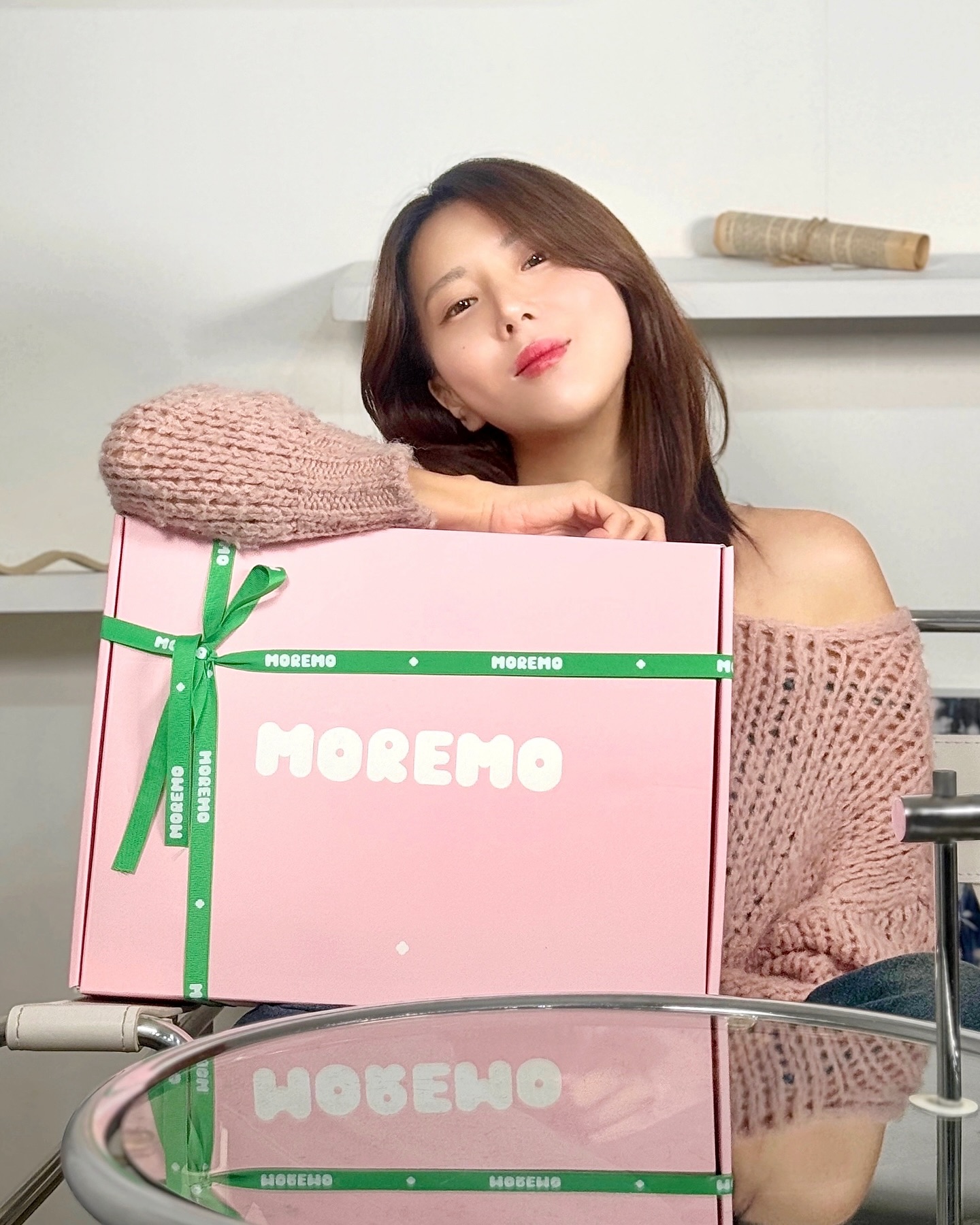 #광고 moremo_official
요번에 이사가는데 집들이 🎁
아름다움을 새롭게 재해석한 라이프 뷰티 브랜드, 모레모

잦은 펌과 염색 시술로 손상된 모발, 이제는 모레모로 
집중 관리하려해요! 손상된 모발을 위한 맞춤 케어로 
건강하고 윤기 나는 머릿결을 만들어보세요✨

🎁 따뜻한 연말, 소중한 사람들에게 축하와 
감사의 마음을 전할 때, 모레모와 함께라면 
더욱 특별한 선물이 될 거예요.

🛒올리브영세일때 달려가보세요🤍

.
.
.
#모레모 #moremo #샴푸 #샴푸추천 #트리트먼트 #트리트먼트추천 #올리브영 #올리브영추천템 #올리브영세일 #올리브영샴푸 #손상모 #손상모발 #손상모케어 #집들이선물 #집들이선물추천 #생일선물 #컬리 #무신사뷰티 #쿠팡 #지그재그 #선물추천