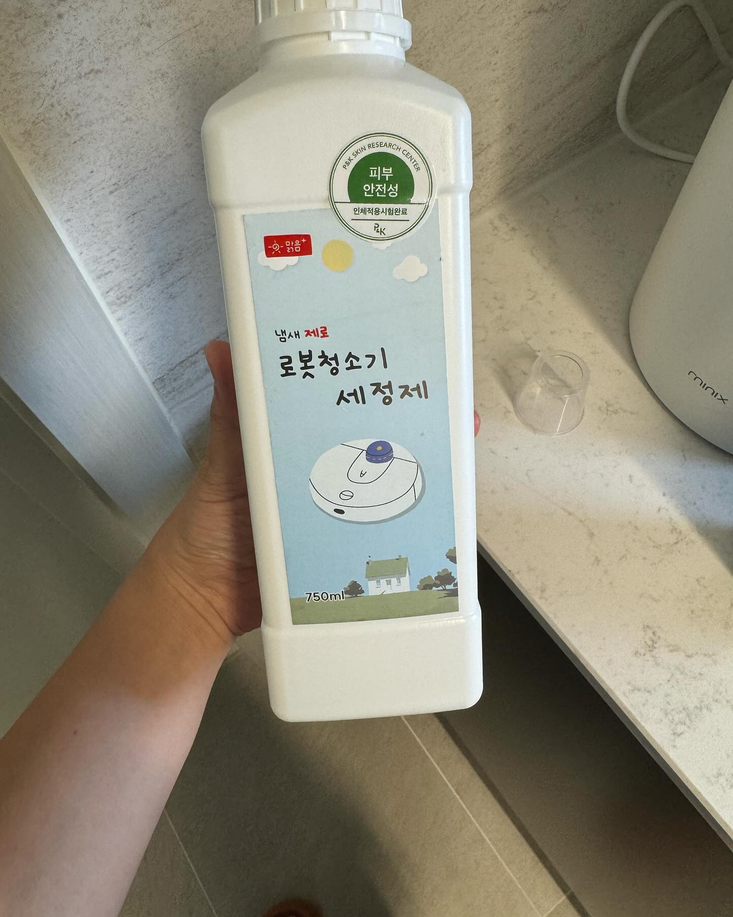 #협찬
맑음더하기 로봇청소기세정제

750ml의 대용량으로
한번 구매하면 오래 사용할 수 있는
로보락 호환 세정제
맑음더하기 세정제 사용으로
오수통의 쾌쾌한 냄새와 걸레의 찝찝함을 없애줘요

강력한 탈취기능과 세균증식억제!!

정제수 대신 쌀추출물을 사용하여 배합하였기 때문에
반려견들, 아이들 키우는 집에서
사용해도 안전해요

안심성분을 배합한 결과
피부 자극테스트까지 완료

https://m.smartstore.naver.com/mailhanahana/products/10675718285

#로봇청소기세정제 #로봇청소기세제 #로보락세제