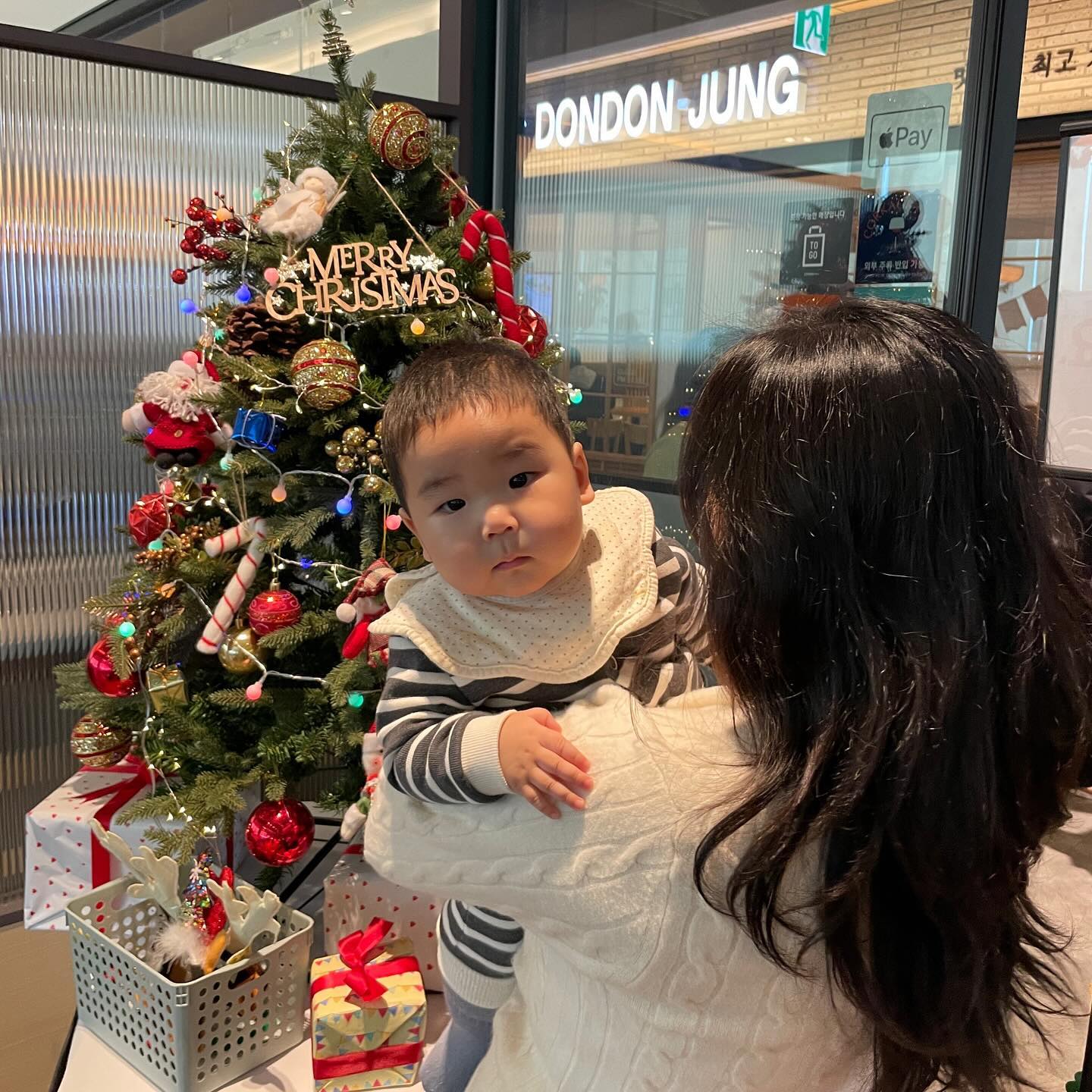 박오복 진짜 귀엽다구 ♥
 크리스마스 기대된다 오복이랑 첫 크리스마스 🎄

#9개월아기#토끼띠아기#토끼띠맘소통