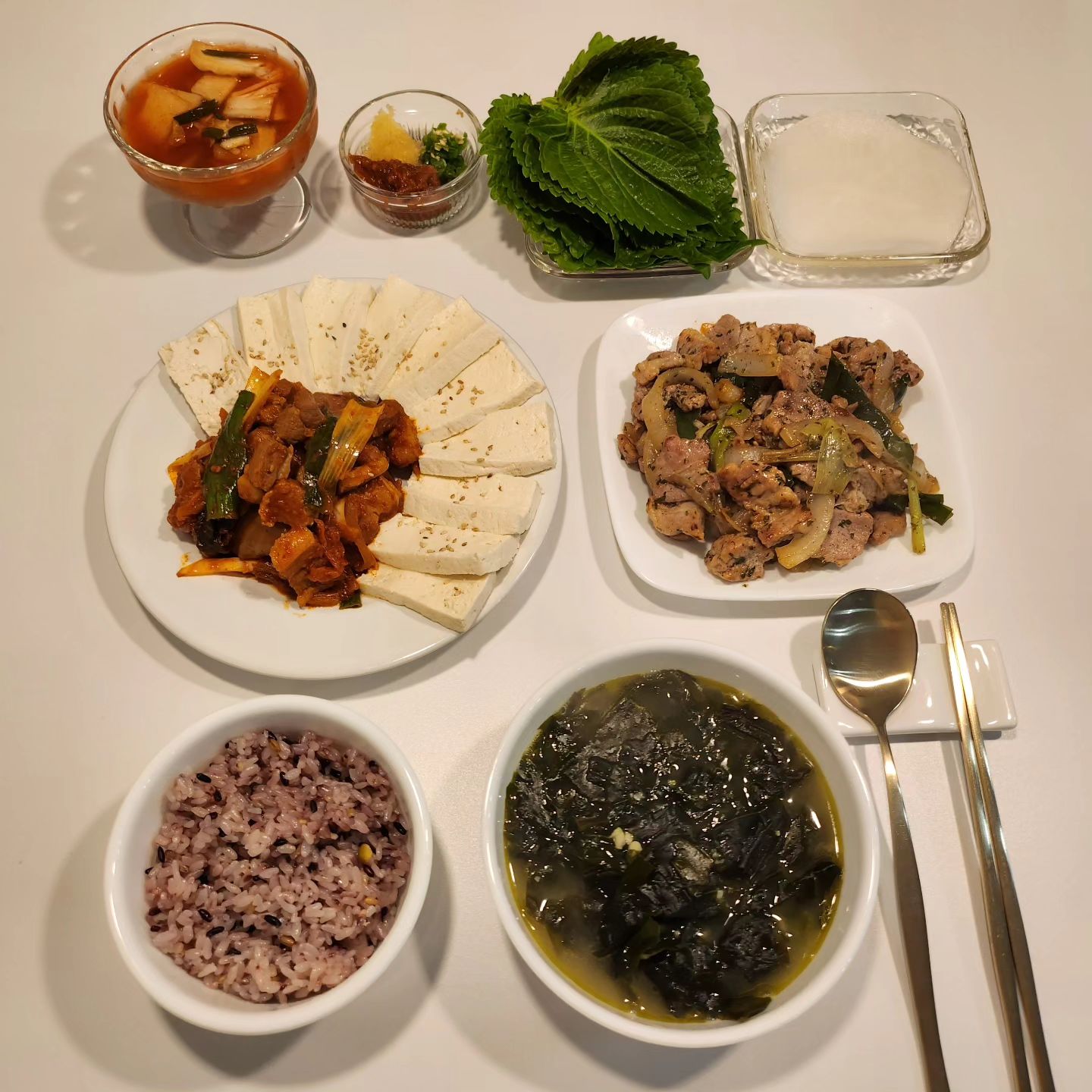 호야석식😋

처형표 삼겹살🐷김치볶음+두부
목살볶음🐷 미역국 깻잎 쌈무 물김치

단백질이 가득한 저녁입니다.😉👍

#신혼부부밥상 #신혼집밥 #집밥 
#집밥스타그램 #저녁밥상 #밥상