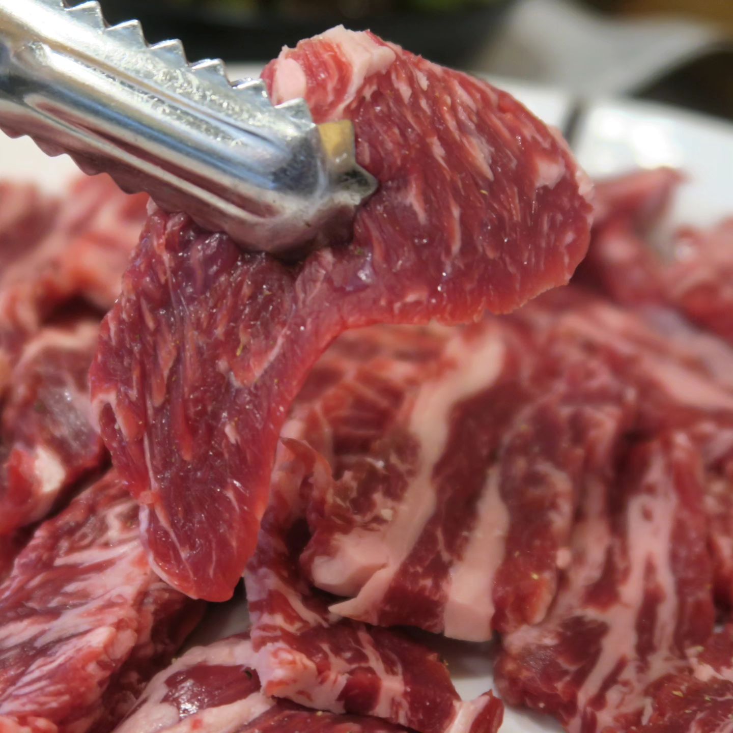 한우갈비살  오랜만에 제대로 된 갈비살을 먹어봤네요.
친절한 사장님을 보러 오시는 건지, 맛있는 한우 갈비살을  먹으로 오는 건지...
단골 손님들이 정말 많은 평생한우 지산동한우맛집!
진짜, 방문하길 잘했다는 생각이 드네요.

#지산동한우맛집 #평생한우