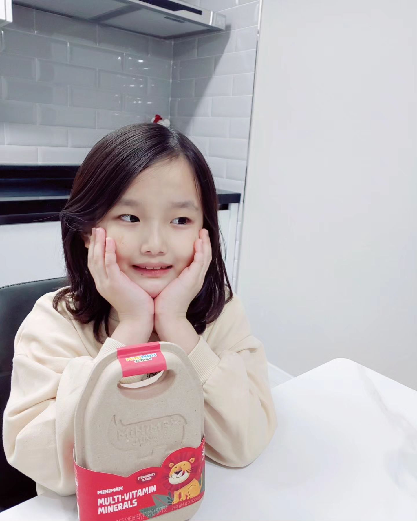 #제품제공
세준이가 먼저 찾는 어린이 비타민🍓

#미니막스 정글 멀티 비타민 미네랄

아이들이 좋아하는 구미젤리 제형😋

개별포장으로 편리하고 위생적이에요❤️

동아제약 어린이건강연구센터에서
개발한 믿을 수 있는 미니막스!✏️

설탕, 감미료 없이 보조원료로 딸기농축액과
딸기향을 넣어 풍부한 과일맛 구현했어요🥰

맛있는 미니막스로 균형 잡힌 영양 섭취해요✨

minimax.official 

* 제조원 - 코스맥스바이오㈜ㅣ 판매원- 동아제약㈜
* 본 제품은 건강기능식품입니다.

#광고 #미니막스정글비타민미네랄 #미니막스
#어린이비타민 #비타민젤리 #어린이영양제
#키즈비타민 #동아제약 #미니막스정글