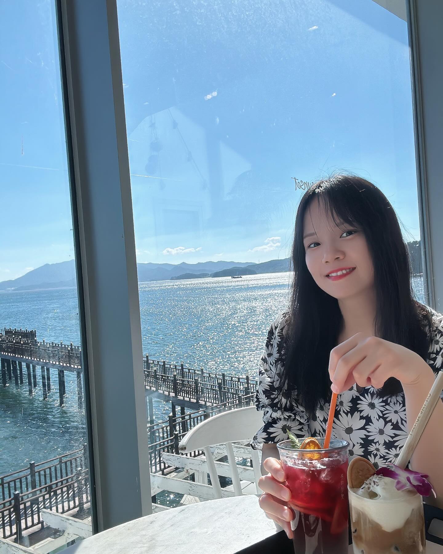 휴가후 복귀한 나에게 저런 미소는 당분간 보기 힘들듯ㅋㅋㅋ
여행에서만 볼 수있는 찐미소😁
.
.
.
.
📍온더선셋_ 거제
.
또 꿈같네 
tmi_ 낮에가도 너무 예뻤던 온더선셋! 햇살차르르 윤슬 너무예뿨🫶🏾
#끼리🐘 #기리투어_거제 #