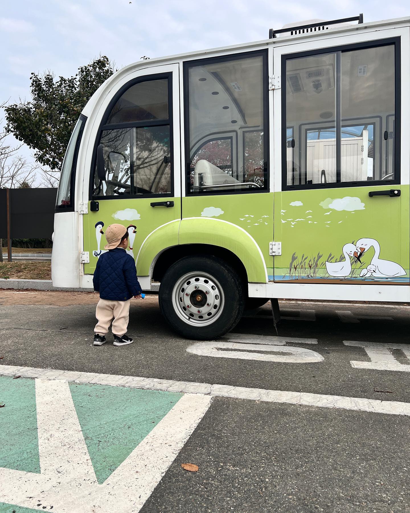 -
오늘은 낙동강하구 에코센터 전동카트 시승🚐🚌🚍
중간에 내려서 새들도 보고
일찍 갔더니 우리 가족만 탑승
해설사 선생님 설명 들으며 
을숙도 한바퀴🌈
친정엄마가 해설사분 만큼 잘알고 
계셨던게 함정 😆😆
간단하게 둘러보기 좋아요

📌을숙도 낙동강 하구 에코센터

- 전시관은 휴관중(12월말 오픈 예정)
- 전동카트 1시간 간격(현장 선착순 탑승)
- 이용료 :무료
- 소요시간 :20-30분 정도 소요

#육아#육아스타그램#육아소통 
#육아맘#워킹맘#부산#부산아이와가볼만한곳
#부산가볼만한곳 
#부산데이트#부산데이트코스 
#부산아기#부산아기랑갈만한곳 
#낙동강#낙동강하구에코센터 
#을숙도#을숙도생태공원 
#을숙도에코센터