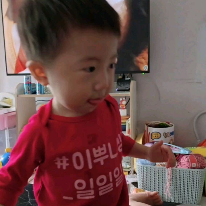 일주일 아이셋 가정보육 으로 한주를 순삭 ~~~ 하하

소아과 오픈런 / 시할머니댁 놀러가기도 해서 나름 잘 보냈던 한주🤪

막둥이는 코로나 이후 잔기침 그다음 약효과 보이지않더니 

결국 ;;;! 모세기관지염 고생중 😭 

덤... 급 추워지니 다시... 코찔찔이 

음악듣고 무반응 였는데 이제는 , 듣고 흥나서 춤추는 울애기 💜 

뭔춤이야....? 흔들흔들 

 이렇게만 건강하게 쑥쑥크자 ~

점점 언어도 늘고 , 발달도 모든게 좋아지고 있는중 ~
잘 커주고 있어서  고마워💜