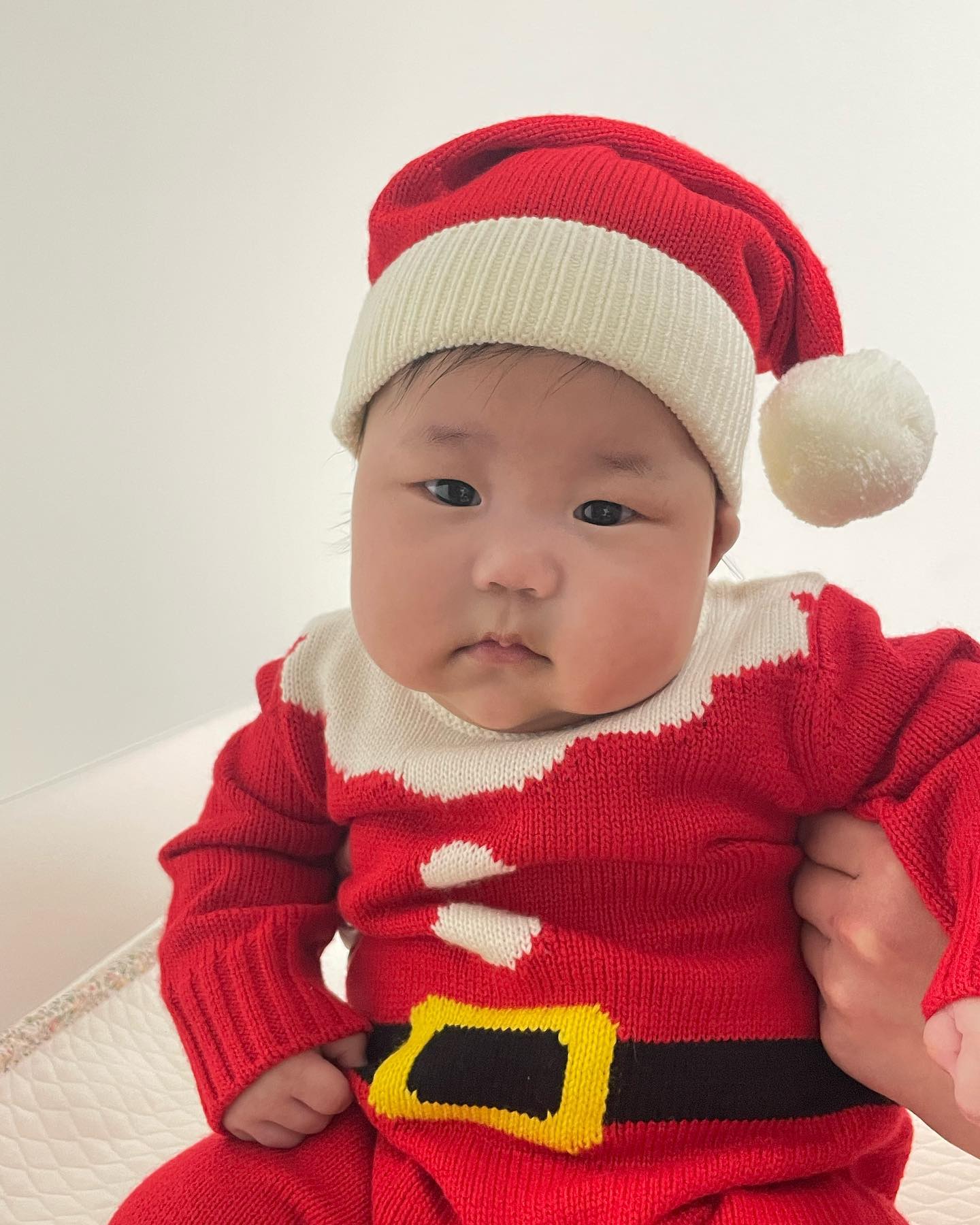 우리 찌유 오늘 크리스마스 촬영했어용🎅🏻찌유와 보내는 첫 크리스마스라 꼭 사진으로 남겨주고 싶어서 홈스냅으로 진행했어용❤️산타복 너무 귀여워서 탐났어요 흐흐😖
#시월사진관#홈스냅#크리스마스스냅#백일사진#꼬마산타#🎅🏻