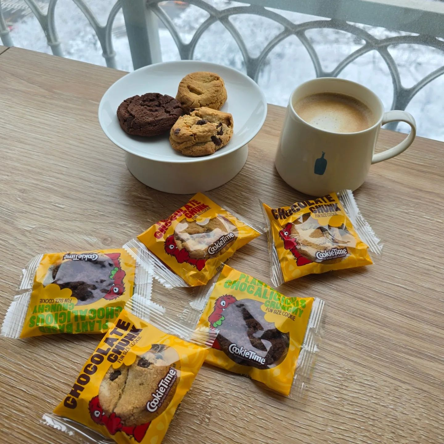 #협찬 맛있는 쿠키 찾았다 ❤️

쿠키 근본은 역시 초코&초코칩 👍

깔끔한 포장인데
안에는 또 소분으로 다시 포장되어
깔끔함이 남달라서 선물용으로도 딱 좋은 쿠키 

거기다 맛도 좋고 퀄리티도 넘사거든요!

재료 아낌 없이 푸짐하데 들어가
초콜릿청크 식감도 너무 좋고 

전자렌지 살짝 돌려서 먹어줘도
얼먹해줘도 넘나 잘 어울릴것 같았습니다 

우유랑 같이 먹어주면 간식 딱 
넘나 힐링 당충전이니 꼭 쟁여주기 

#아이천하몰 #초코칩쿠키 #쿠키추천 #뉴질랜드NO1쿠키 #수입쿠키추천 #초코쿠키 #간식추천 #수입쿠키 #초콜릿쿠키 #쿠키