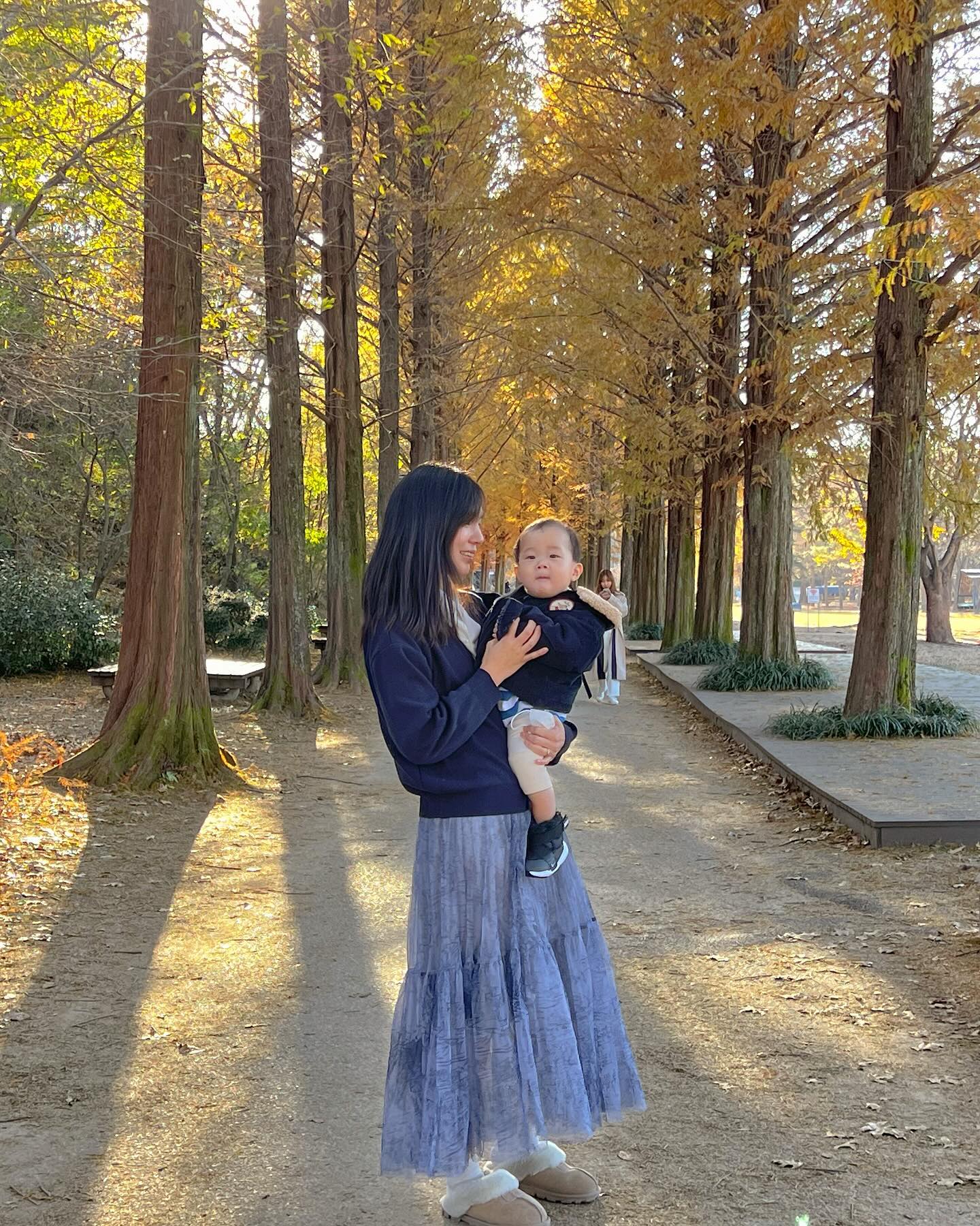 ᴰ⁺³⁵⁹
⠀⠀⠀
가을의 끝자락에 단풍을 살짝 보고왔어요♥
조금 더 일찍 방문했으면 너-무 예뻤겠지만 
그래도, 아빠랑 함께 올 수있었으니
그걸로 만족하기🫶🏻
⠀⠀⠀
집에서 걸음마를 시작하고
세 걸음씩 걷기 시작하더니
이제는 주방에 있으면 혼자 걸어오는아기🤍
언제 이렇게 큰거지🥹
⠀⠀⠀
돌잔치가 드디어 다음 주,,,
준비를 한다고 한 것 같은데
왜이리 정신이 없죠•᷄⌓•᷅
뭐 하나 빠진 기분, 걱정이다 걱정🤣
⠀⠀⠀
#돌준맘 #돌끝맘 빨리 끝나라 제발
