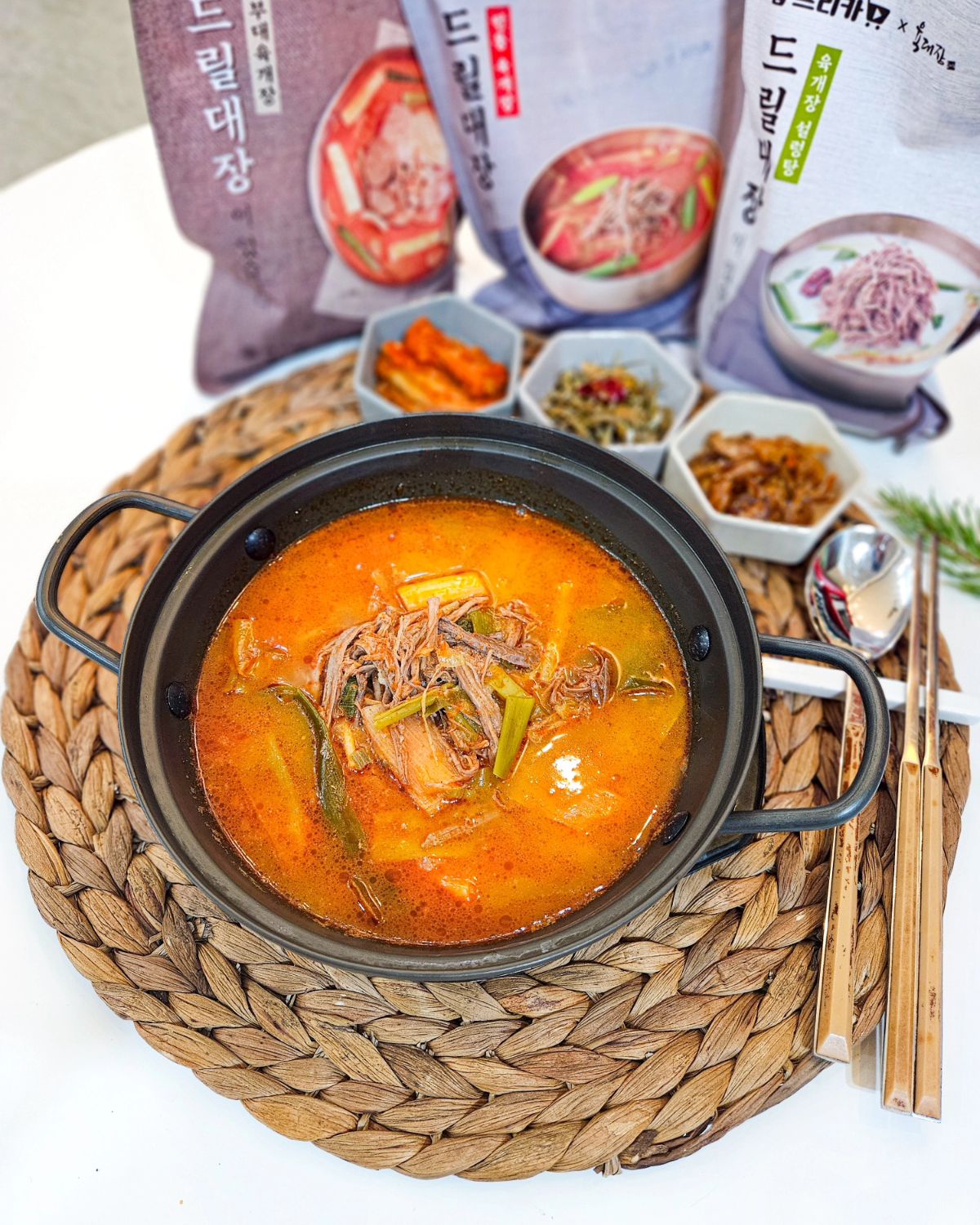 #제품제공 #드릴대장 #육개장 #라미의식탁 

요즘 피드가 전부 빨갛네요.
날이 추워지니 빨간 국물 생각이 많이 나나봐요😅

오늘은 샵프리카×육대장의 육개장이예요:)

보통 이렇게 판매되는 육개장이나 국물류는 건더기가 많이 없는데, 안에 고기랑 내용물 보이시나요?
고기건더기가 너무 푸짐해서,
그런데 맛도 식당맛 저리가라니까,
진짜 요즘 식당갈일이 뭐있나 싶은 생각까지들었어요😁

육개장 말고도, 부대육개장, 육개장설렁탕 까지 있답니다!
강추드려요><

✔️구매좌표는
shopfreeca

즐거운 저녁되세요♡

#샵프리카 #드릴대장 #육대장 #육개장추천 #국물요리추천 #밀키트추천 #저녁메뉴 #저녁메뉴추천 #저메추 #선팔 #맞팔 #먹팔 #홈쿡 #요리스타그램 #혼밥 #직장인 #집밥 #홈쿡