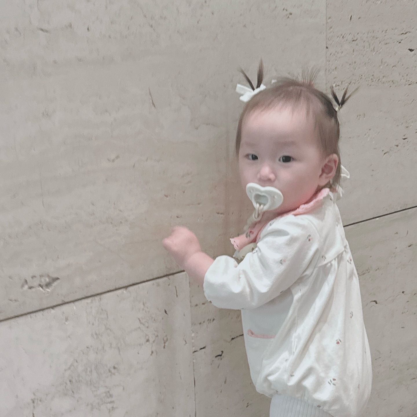 #복또잉일상 #351일아기

분명 있었는데 없어졌어요
소이 신발이..🤣

한번 왔던길 다시기봤는데 없길래 포기할려고 했는데
성희언니가 으쌰으쌰해줘서 네번은 더 찾아봤다
만약에 한번 돌아보고 왔음 후회할뻔했는데 내 일처럼
더 열심히 찾아준 성희언니 최고👍

머리핀하고 옷 쇼핑할 생각에 룰루랄라 간 남대문
가는날이 장날이라구 왜 안할까요..?🥹
괜챠냐 닝닝닝닝닝… 그래도 신세계에서 
맛있는거 먹고 신세계에서 잠깐 쇼핑하고 
지유 본걸로 만족하고 돌아왔답니다..🤍