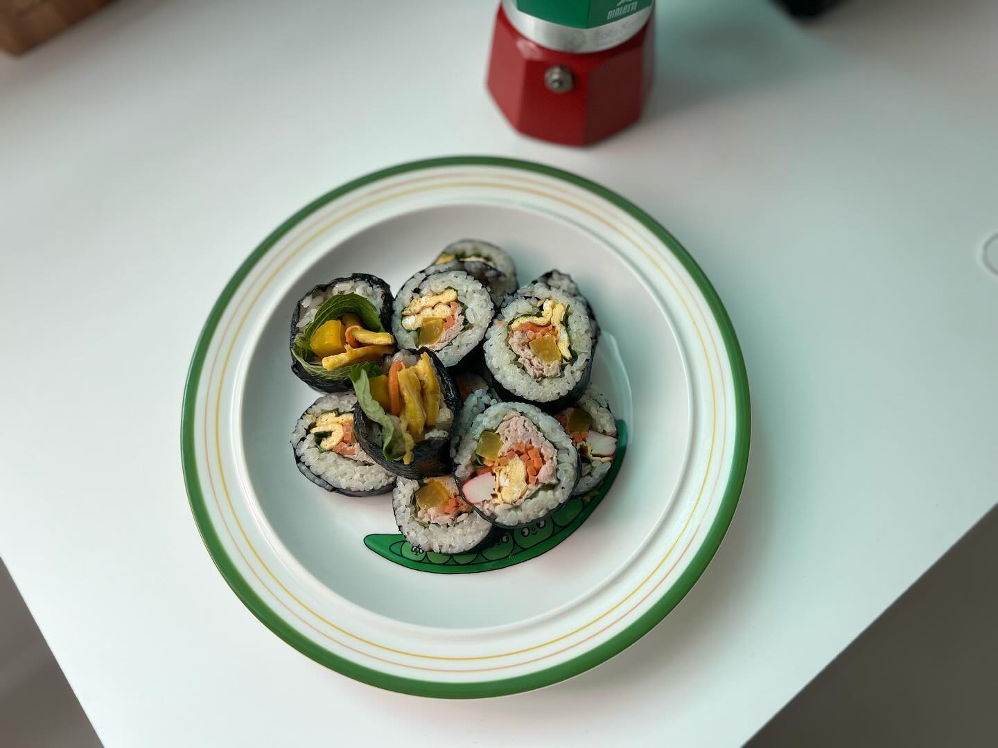 _
점심은 #참치김밥
_
남은 밥에 참기름이랑 소금 약간 넣어서 간하고 볶은 당근, 참치, 단무지, 깻잎, 계란 넣고 돌돌 말았더니 터질 듯하네. 접시에 올리기 전에 꼬다리부터 내 입으로 앙~ 내가 말았지만 맛있네 :)
_
_
#정주부 #금요일 #집김밥 #집밥
