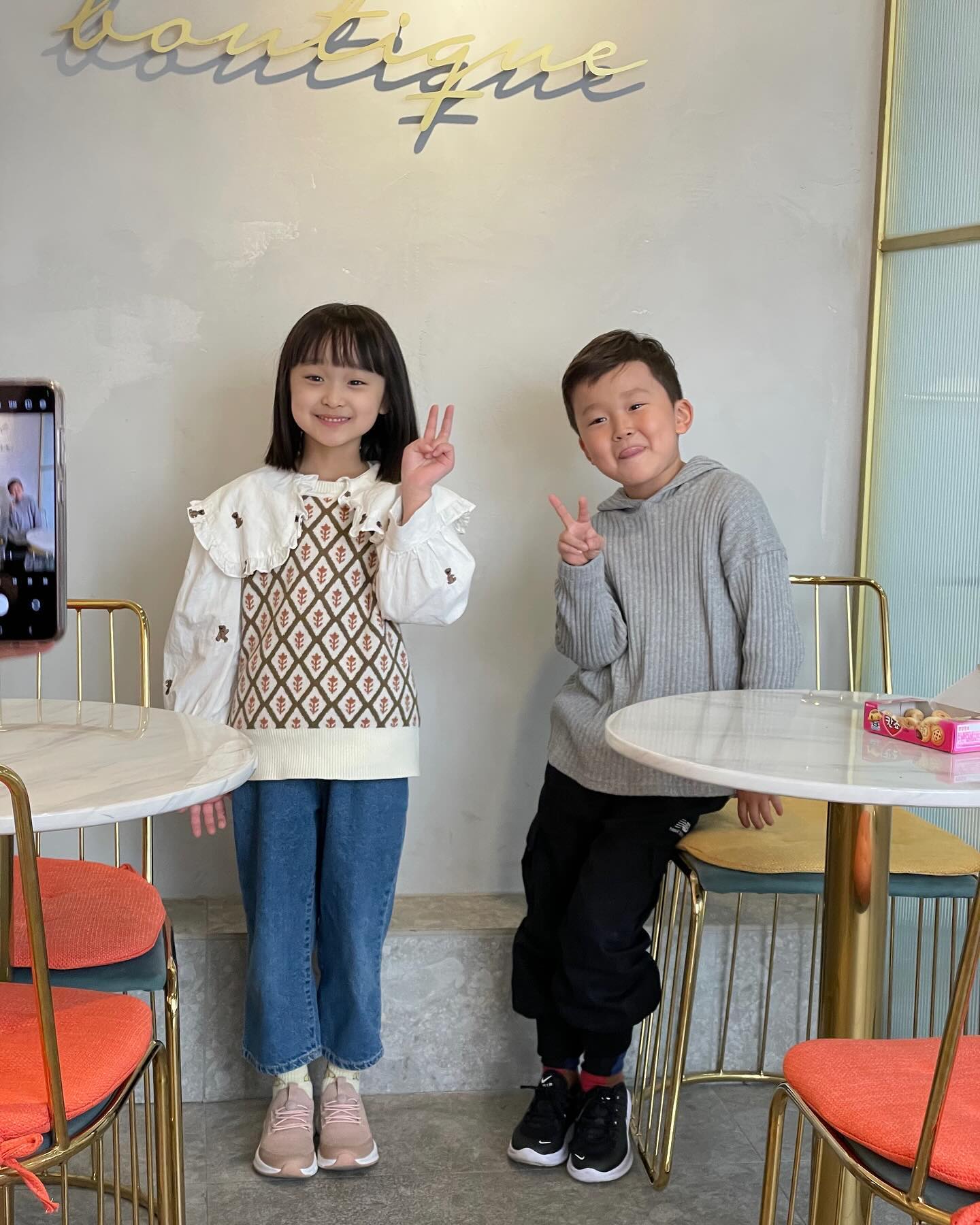 드디어 만났네 지유랑🙌🏻
처음 만났지만 게임으로 친해지는 초딩들ㅋㅋㅋ
심지어 로블록스 처음 해본다는 지유에게
서하가 알려주고 도와주고🤦🏻‍♀️
학원끝나고 로하까지 와서 저녁까지 먹었지만
아쉬운마음으로 헤어졌다🥹
다음엔 더 오래 놀자!!
서하보다 로하누나랑 더 잘 놀던 지유🙊
 ⠀⠀⠀⠀⠀⠀⠀⠀⠀⠀⠀⠀⠀⠀
 ⠀⠀⠀⠀⠀⠀⠀⠀⠀⠀⠀⠀⠀
#동갑내기 #초딩들 #디저트39 #강릉카페