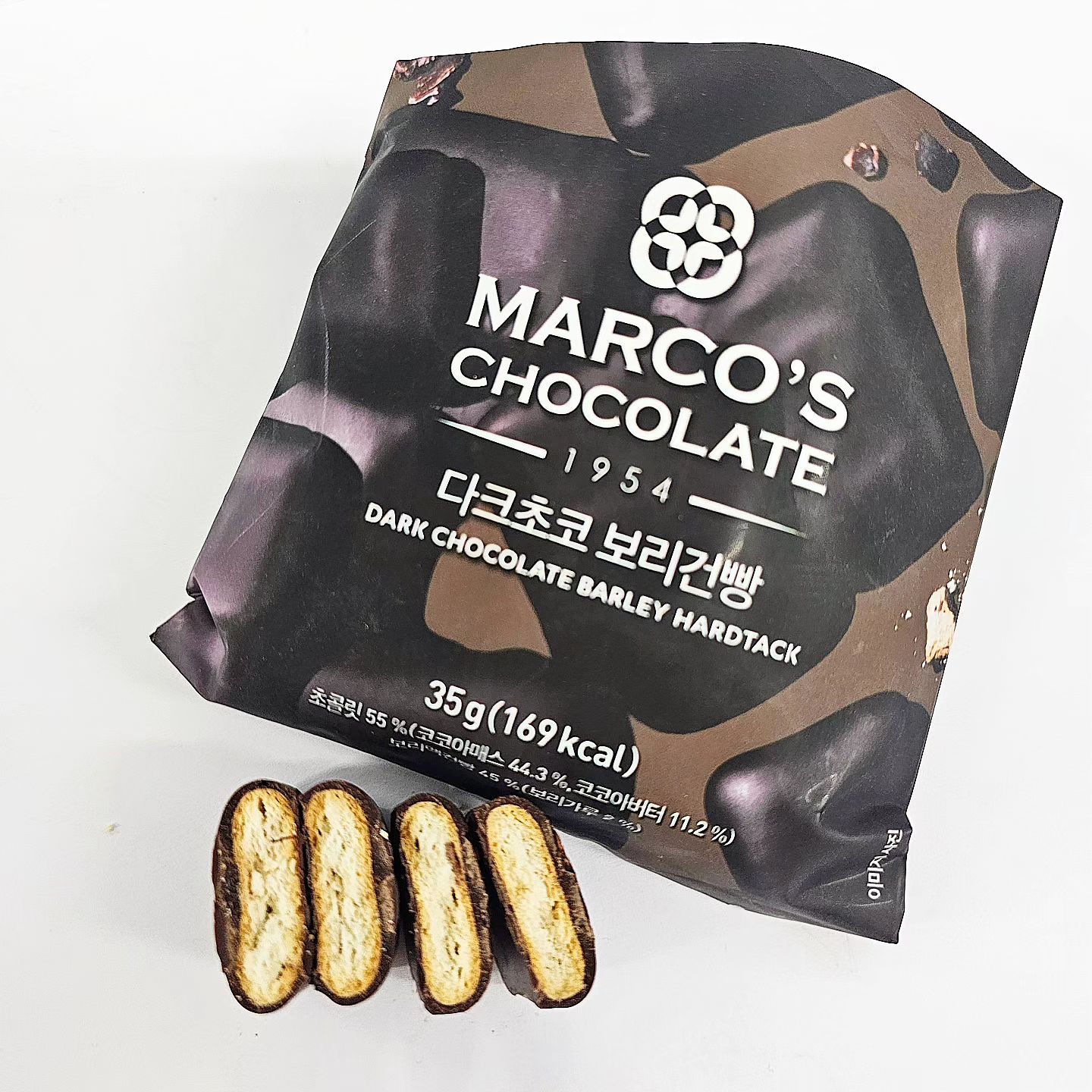 #협찬 🍫내가 젤조아하는 간식 초코건빵👍🏻 마르코스초콜릿 

✔️ 초코건빵 조아해? 냠냠퀸카는 완전 조아해❤️ 왕 좋아해서 왕 큰 대용량으로 먹어봤어 

✔️ 대용량 바스킷에 초코건빵 12봉지가 가득✨️ 개별포장이라 가지고 다니기도 편해서 가방에 다섯봉 때려 넣었다🫶🏻

✔️ 고소한 보리건빵 겉에 도톰한 리얼다크 초코가 뱅글 코팅🍫 싸구려 공장초코맛이 아니라 진짜 카카오버터로 만든 찐~한 리얼 초코라 존맛탱🥹  프리미엄 초코 맞네✨️ 자꾸 자꾸 손이가요 손이가✋️

✔️ 다크초코🍫 말고도 녹차초코🌱 쿠앤크초코🍪 맛도 있으니까 취향대로 골라먹자!!

✔️ 카카오톡 선물하기🎁에도 있으니까 연말선물로 친구한테 보내볼까?🫶🏻

👑마르코스 초콜릿
💰다크초코 보리건빵 12봉(19,900원)

#마르코스초콜릿 #다크초코보리건빵 #초콜릿추천 #간식 #간식추천 #보리건빵 #사무실간식 #건빵 #과자추천 #커피빈초콜릿 #카카오선물하기 #초코보리건빵

보리건빵 무슨맛이 쪼앙?