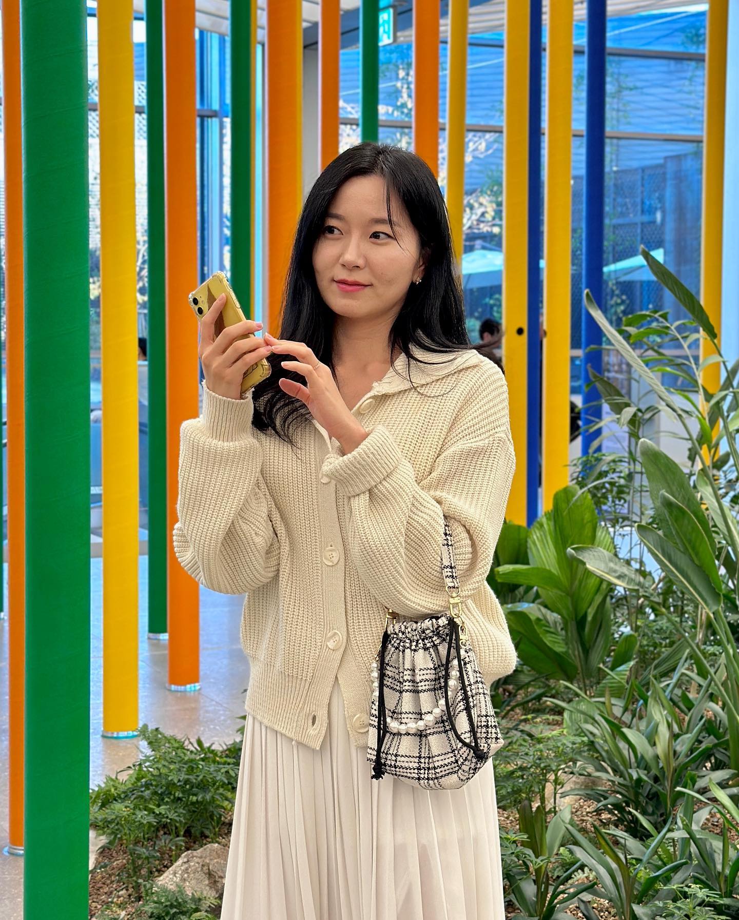 #gift 
너무 귀엽고 예쁜 핸드메이드 가방 자랑할래요 🤍 
_sotimomade_ 금손 사장님 감사해요 🫶

가볍고 예뻐서, 편안한 룩에 러블리한 무드를 더해주는 #복조리백 🌟 

트위드 재질이라 더 귀엽고 예뿌죵? 
마지막 사진은 다른 가방인데, 
진주 스트랩을 옮겨 달았더니 이렇게 또 예쁘더라구요 ! 
스트랩 탈부착 센스까지 넘 좋죠 🥹

엄마가 보자마자 탐내시는 
#트위드복조리백 💕 
클수마스 선물로 하나 해드릴까봐요 😆